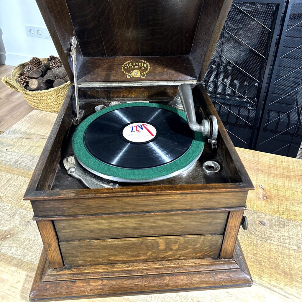 Gramófono Columbia Grafonola (circa 1918–1922) – Pieza original funcionando en mueble de roble