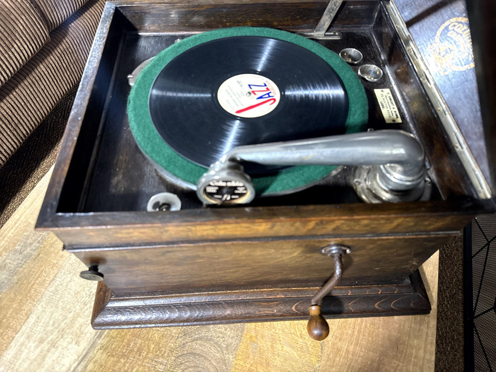 Gramófono Columbia Grafonola (circa 1918–1922) – Pieza original funcionando en mueble de roble
