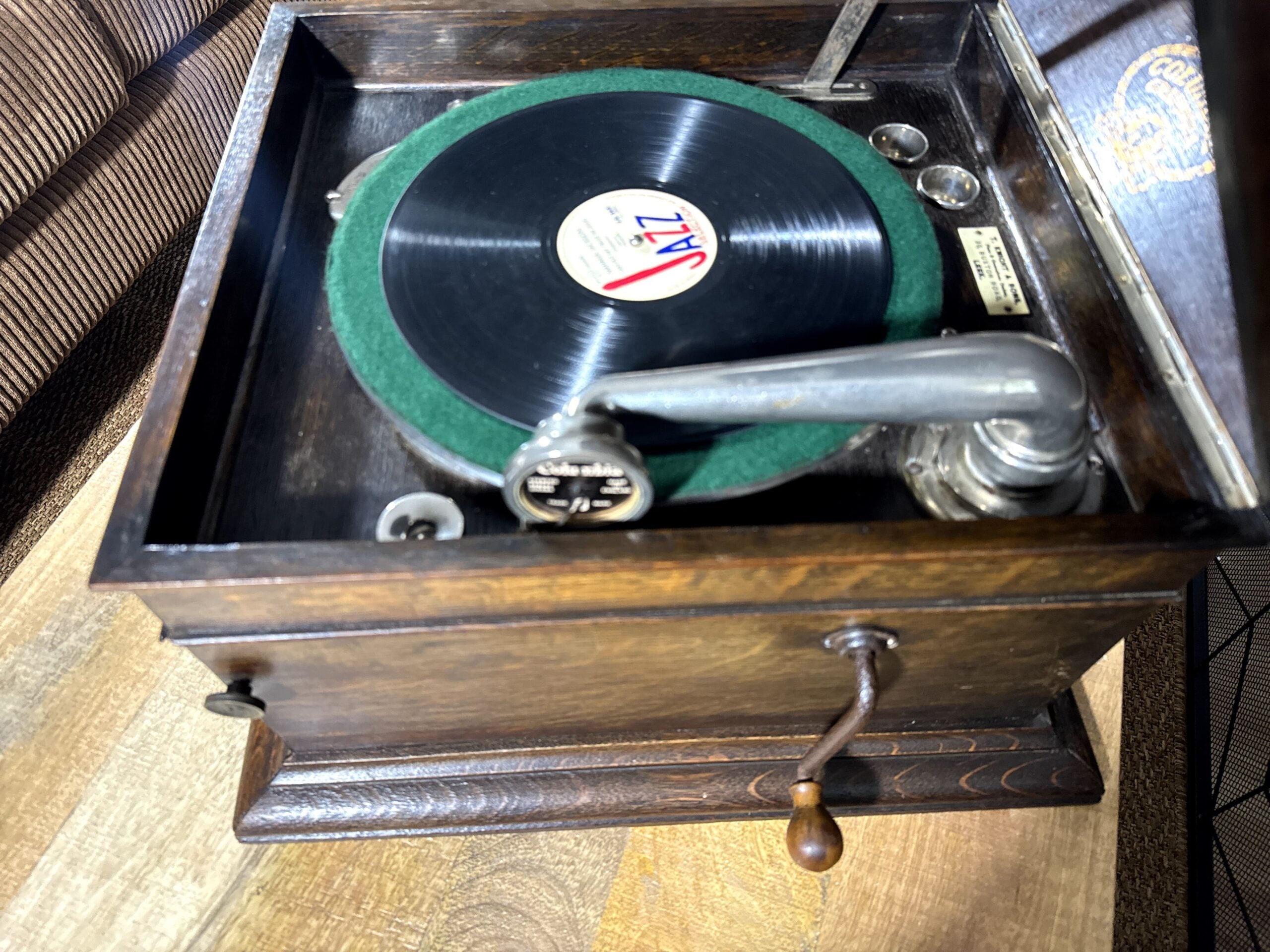 Gramófono Columbia Grafonola (circa 1918–1922) – Pieza original funcionando en mueble de roble