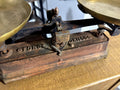 Balanza Antigua Francesa FORCE 10 Kilos – Sistema Béranger con Juego de Pesas (c. 1890–1930)