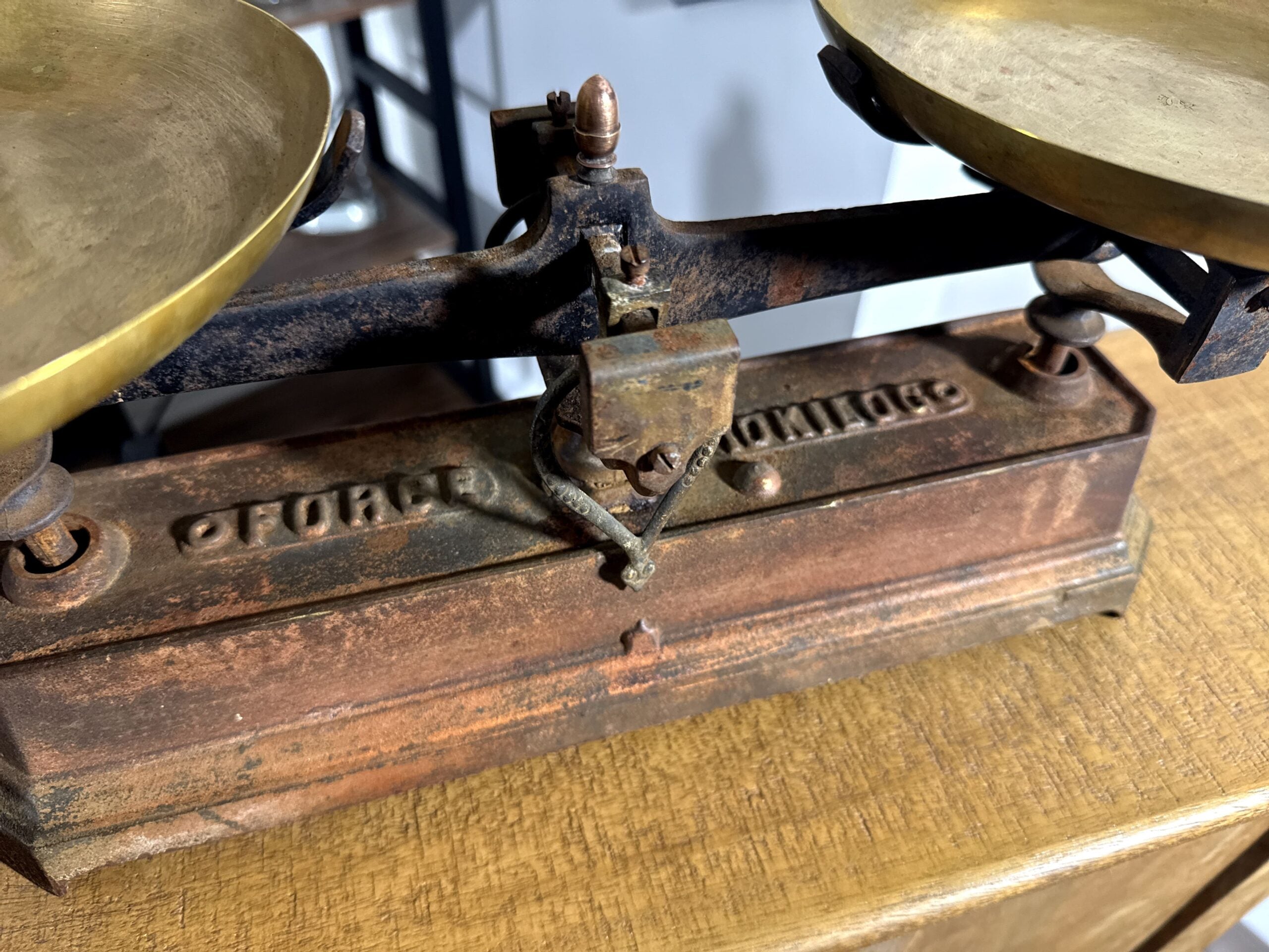 Balanza Antigua Francesa FORCE 10 Kilos – Sistema Béranger con Juego de Pesas (c. 1890–1930)