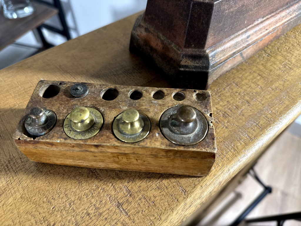 Balanza Antigua Francesa FORCE 10 Kilos – Sistema Béranger con Juego de Pesas (c. 1890–1930)