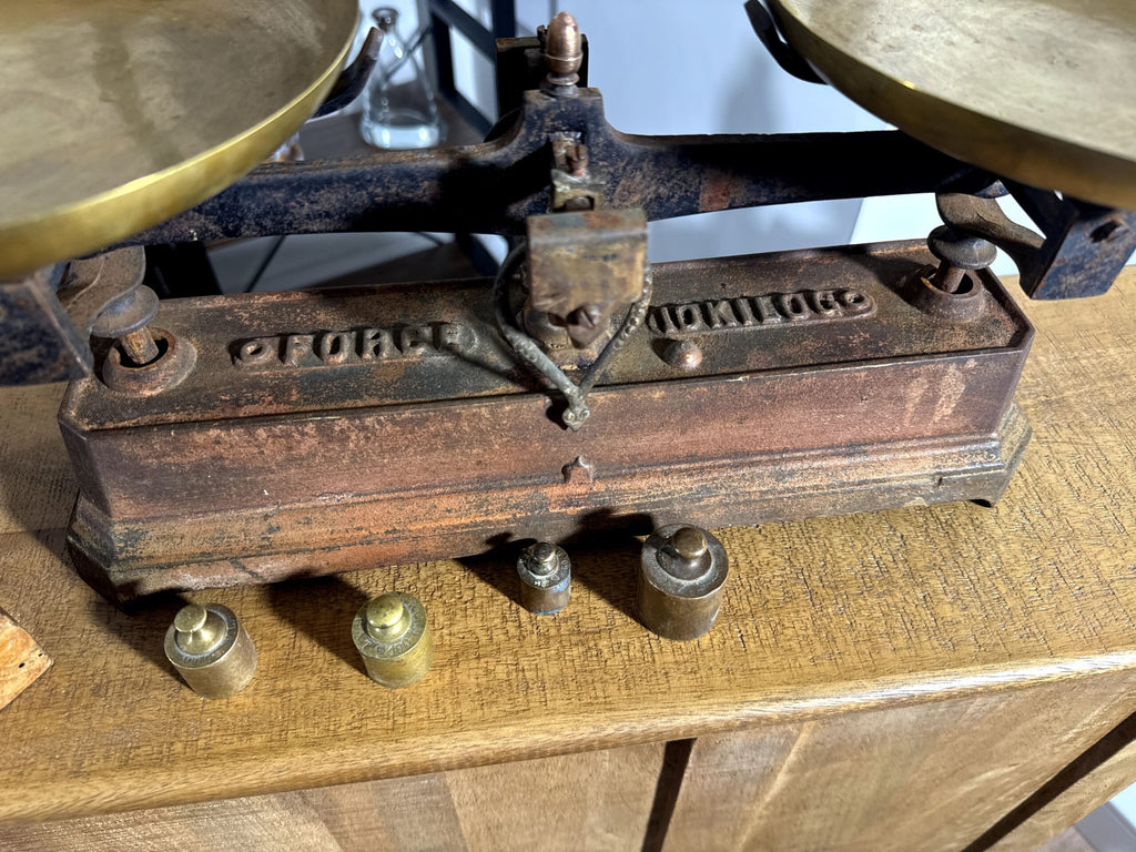 Balanza Antigua Francesa FORCE 10 Kilos – Sistema Béranger con Juego de Pesas (c. 1890–1930)