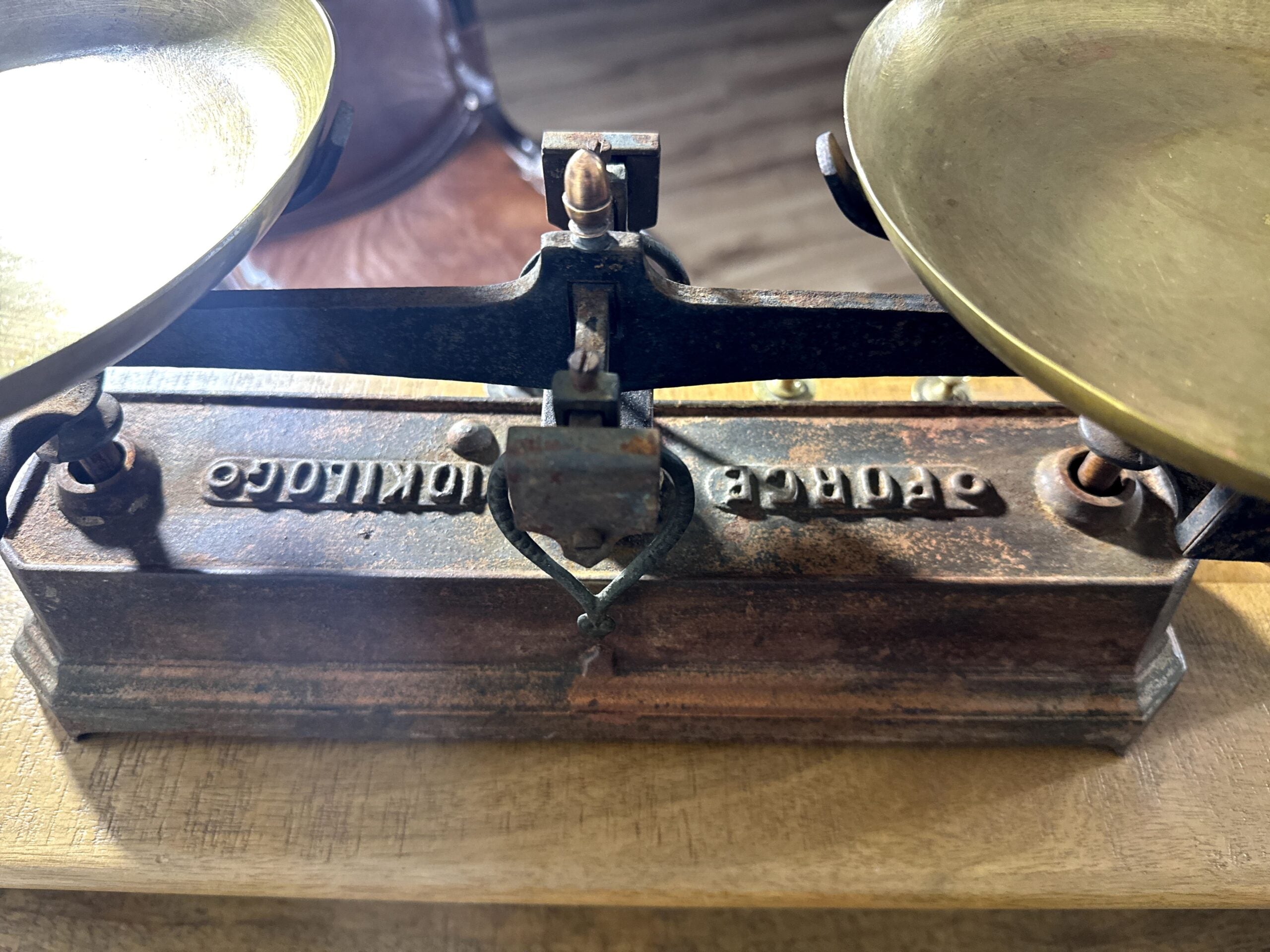 Balanza Antigua Francesa FORCE 10 Kilos – Sistema Béranger con Juego de Pesas (c. 1890–1930)