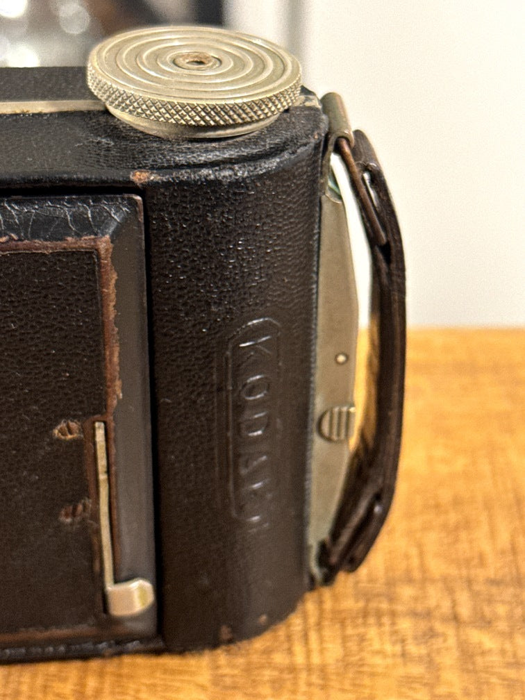 Cámara plegable Kodak Six-20 Junior con objetivo Kodak Anastigmat – Inglaterra, ca. 1938