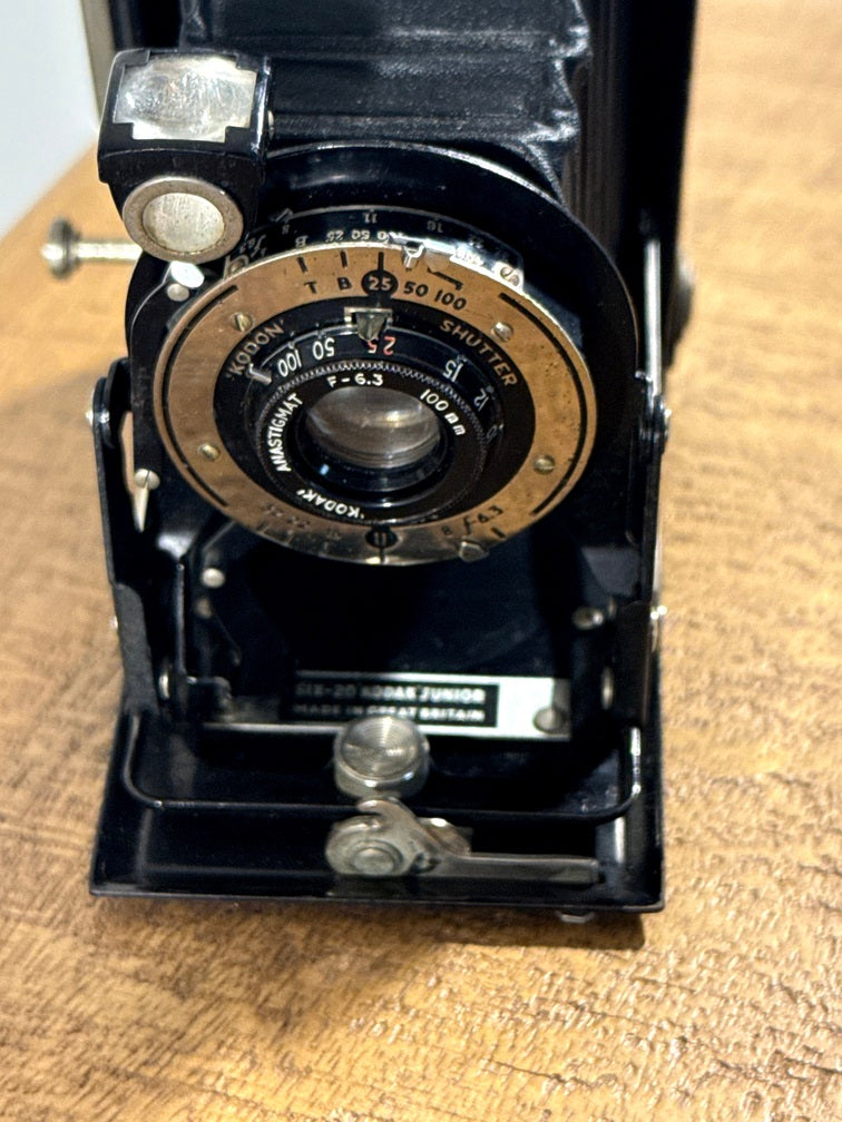 Cámara plegable Kodak Six-20 Junior con objetivo Kodak Anastigmat – Inglaterra, ca. 1938