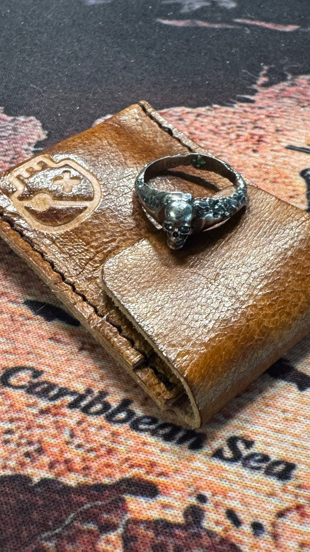 Anillo Voddoo con Turmalina Verde – Plata de Ley. De Santiago Prada