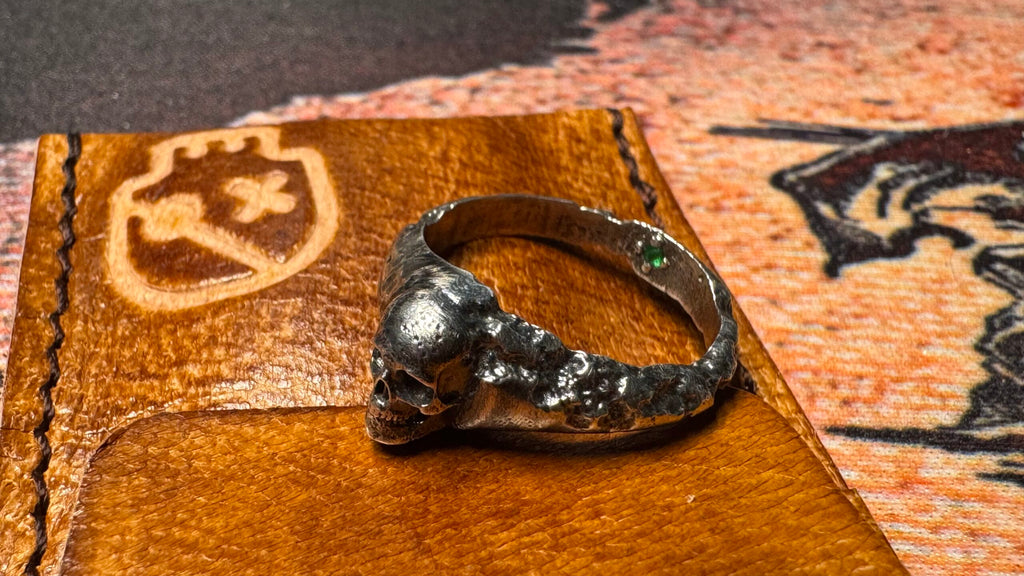 Anillo Voddoo con Turmalina Verde – Plata de Ley. De Santiago Prada