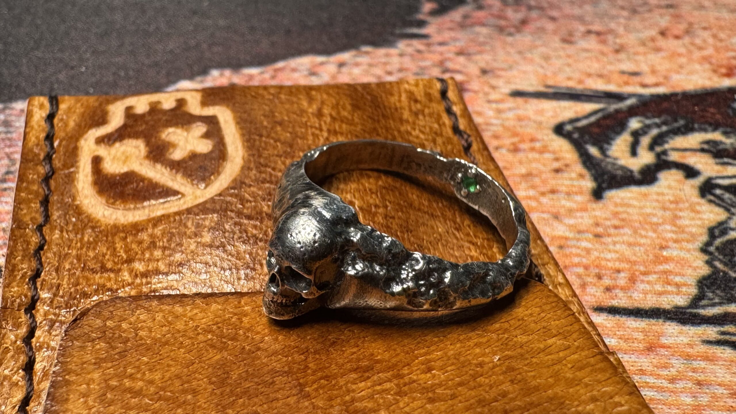 Anillo Voddoo con Turmalina Verde – Plata de Ley. De Santiago Prada