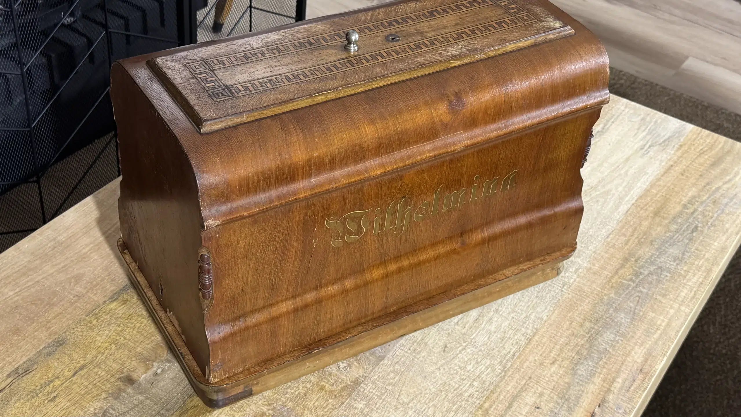 Máquina de coser antigua Wilhelmina c.1895 – Pieza única con nácar, retrato real y tapa original