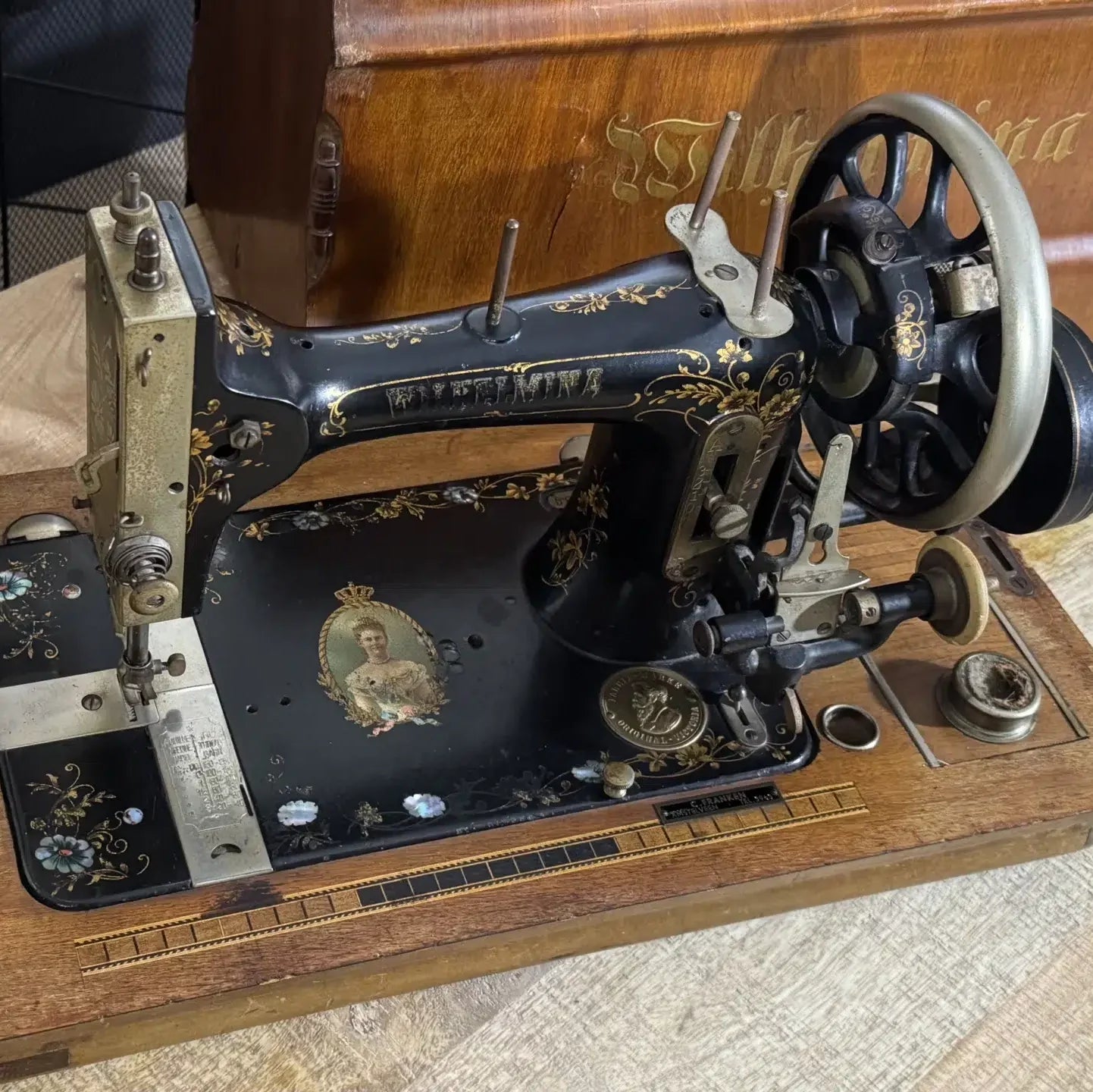 Máquina de coser antigua Wilhelmina c.1895 – Pieza única con nácar, retrato real y tapa original