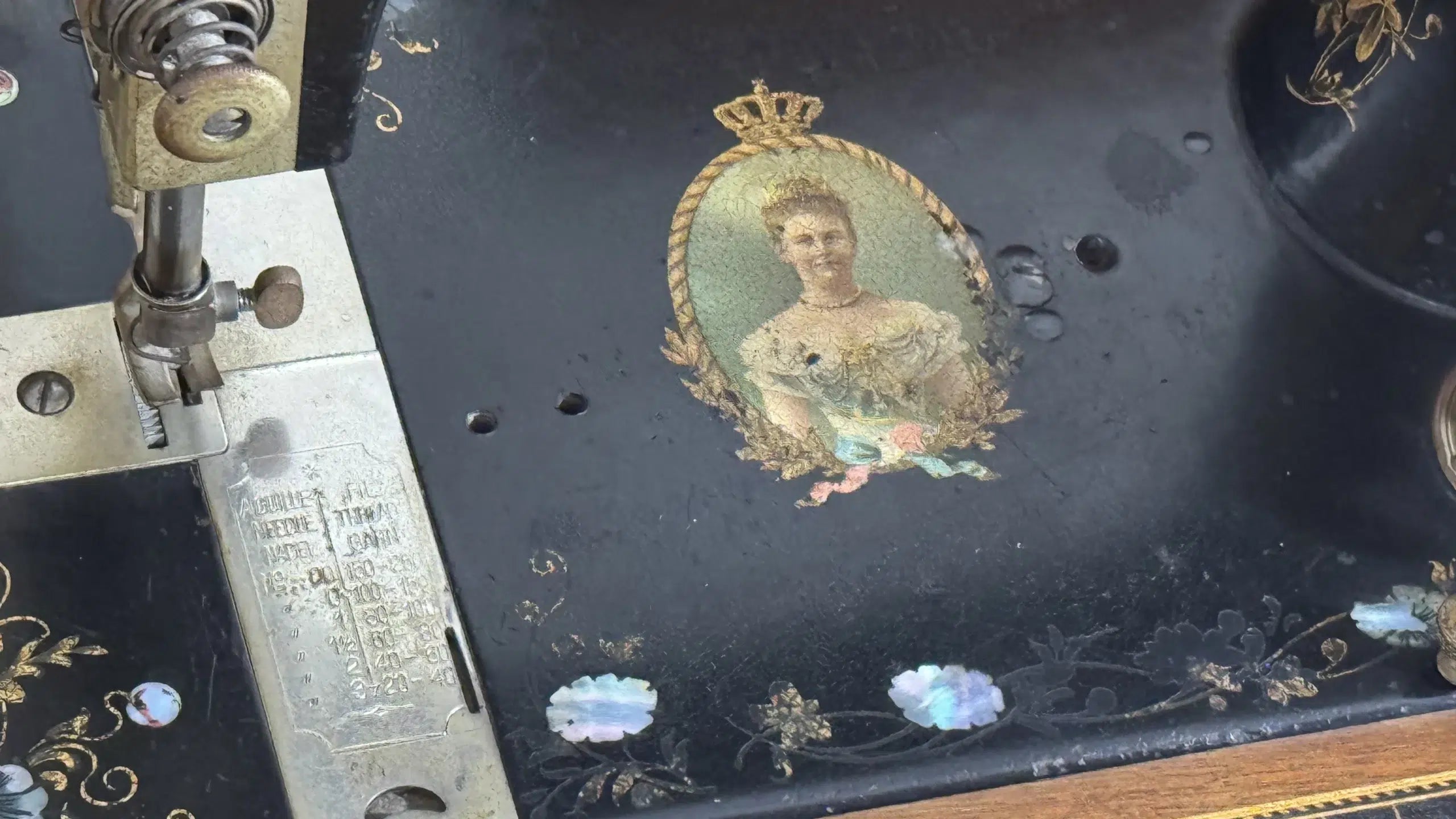 Máquina de coser antigua Wilhelmina c.1895 – Pieza única con nácar, retrato real y tapa original