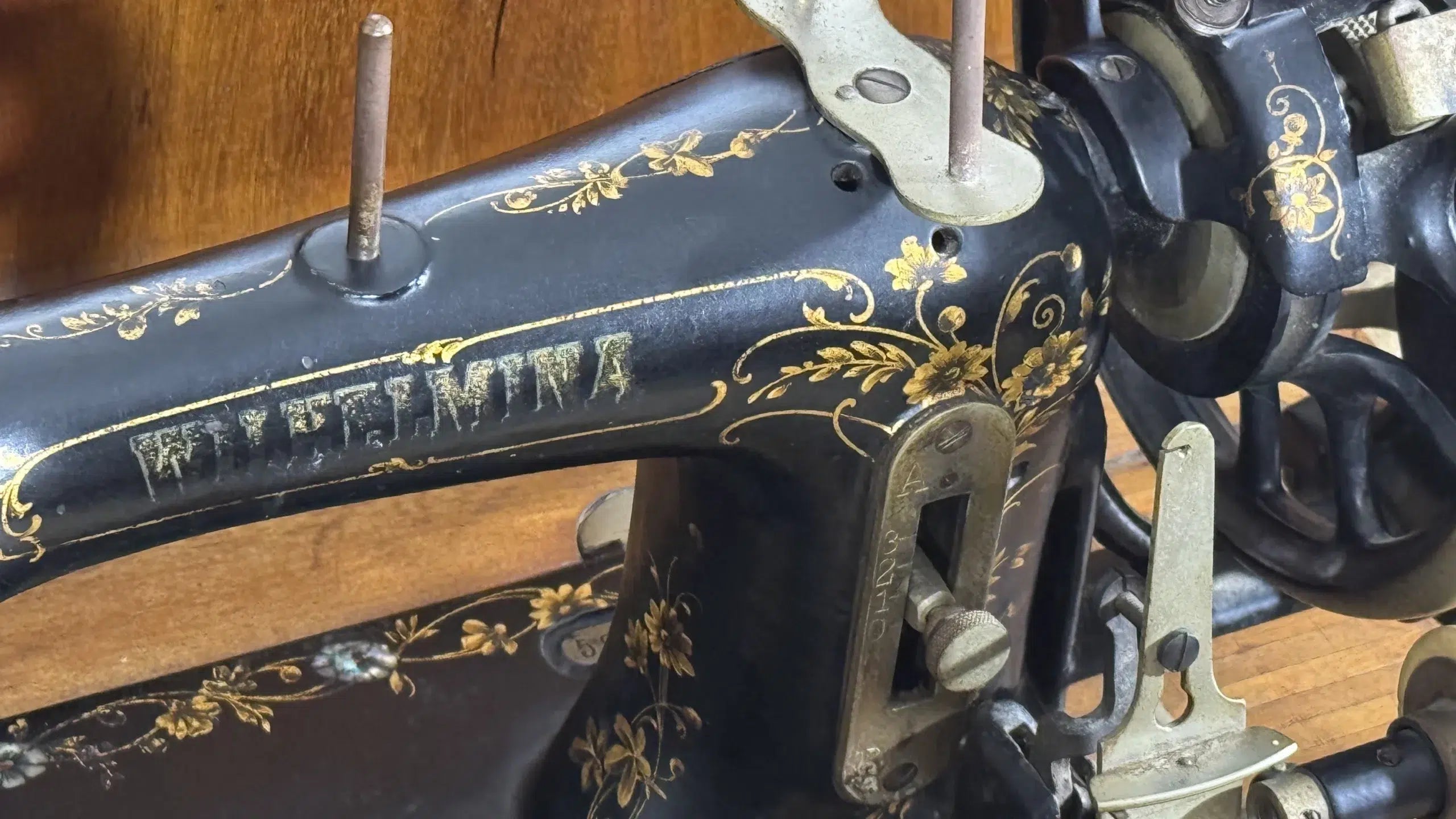 Máquina de coser antigua Wilhelmina c.1895 – Pieza única con nácar, retrato real y tapa original