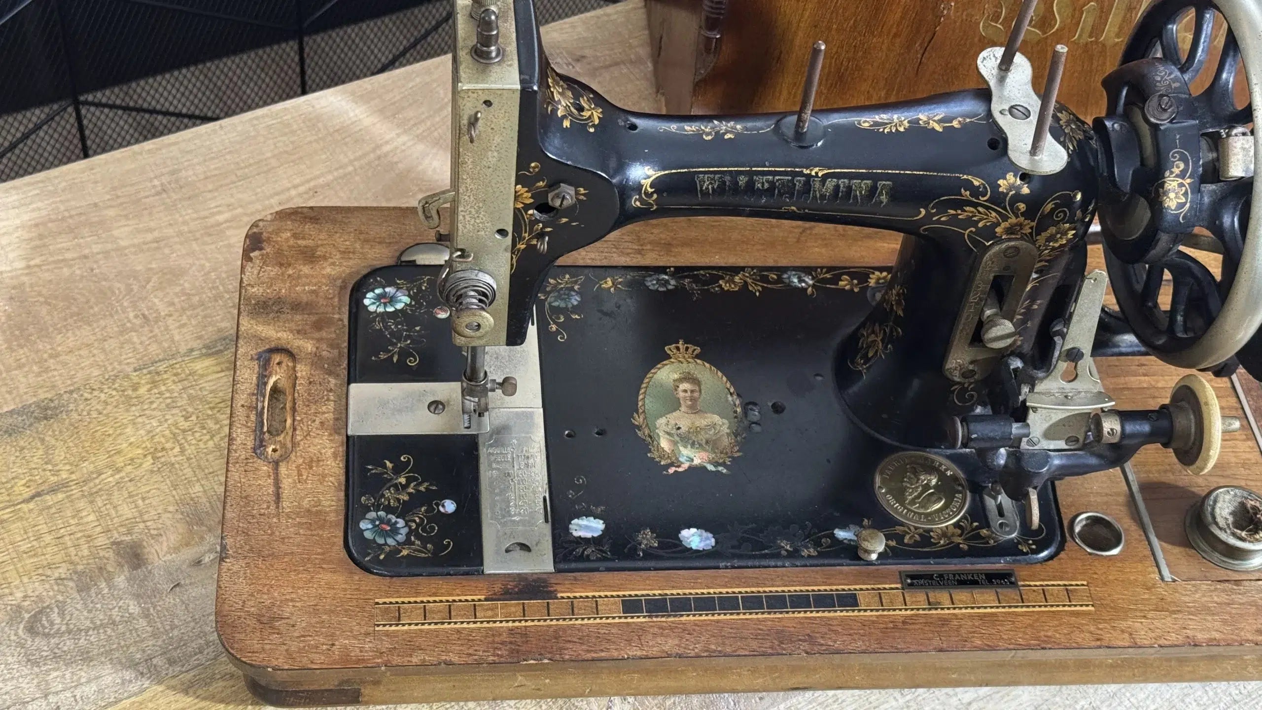 Máquina de coser antigua Wilhelmina c.1895 – Pieza única con nácar, retrato real y tapa original