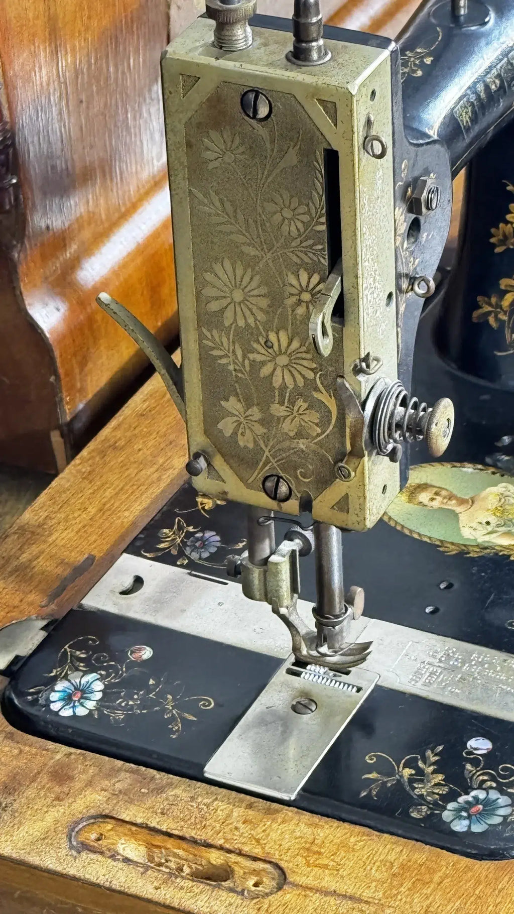 Máquina de coser antigua Wilhelmina c.1895 – Pieza única con nácar, retrato real y tapa original