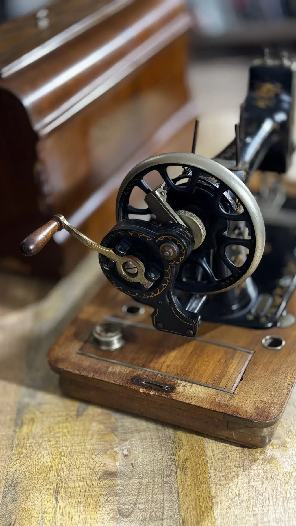 Máquina de coser antigua Wilhelmina c.1895 – Pieza única con nácar, retrato real y tapa original