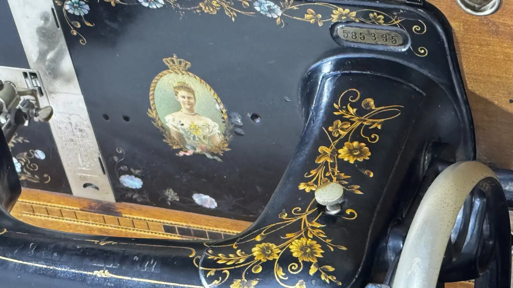 Máquina de coser antigua Wilhelmina c.1895 – Pieza única con nácar, retrato real y tapa original