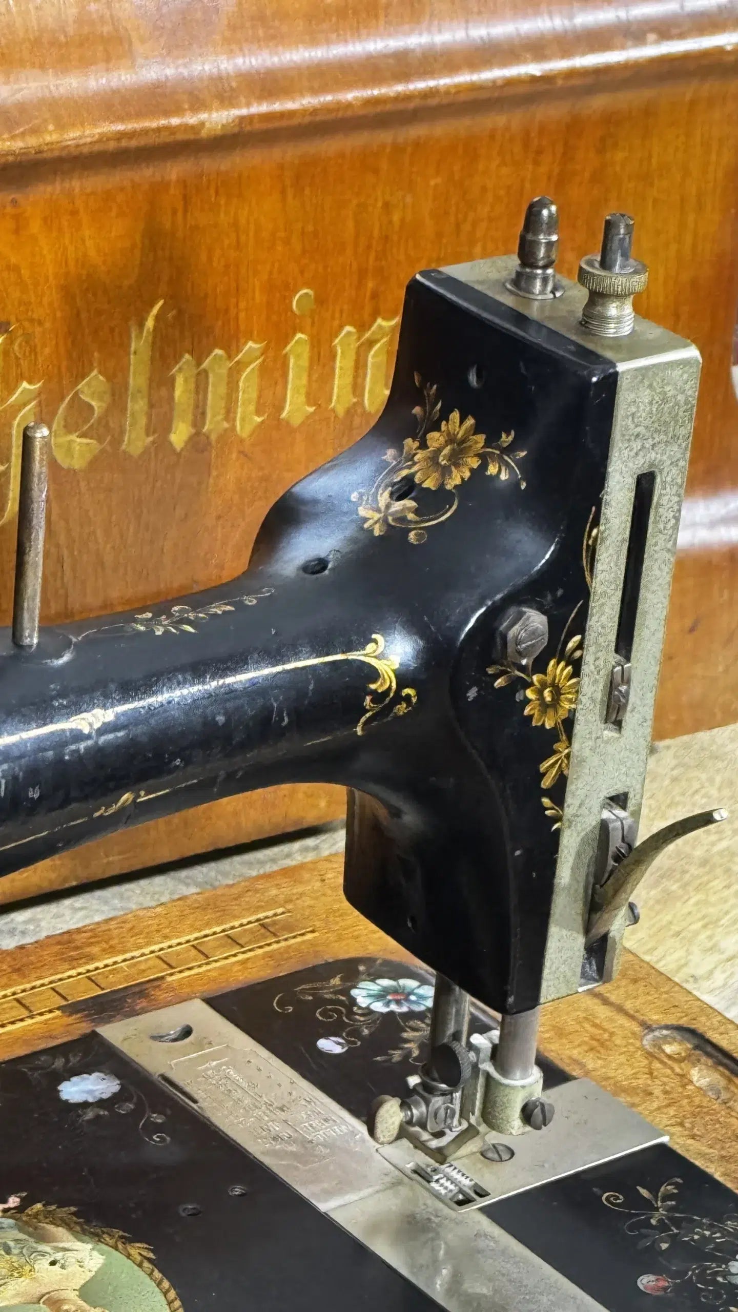 Máquina de coser antigua Wilhelmina c.1895 – Pieza única con nácar, retrato real y tapa original