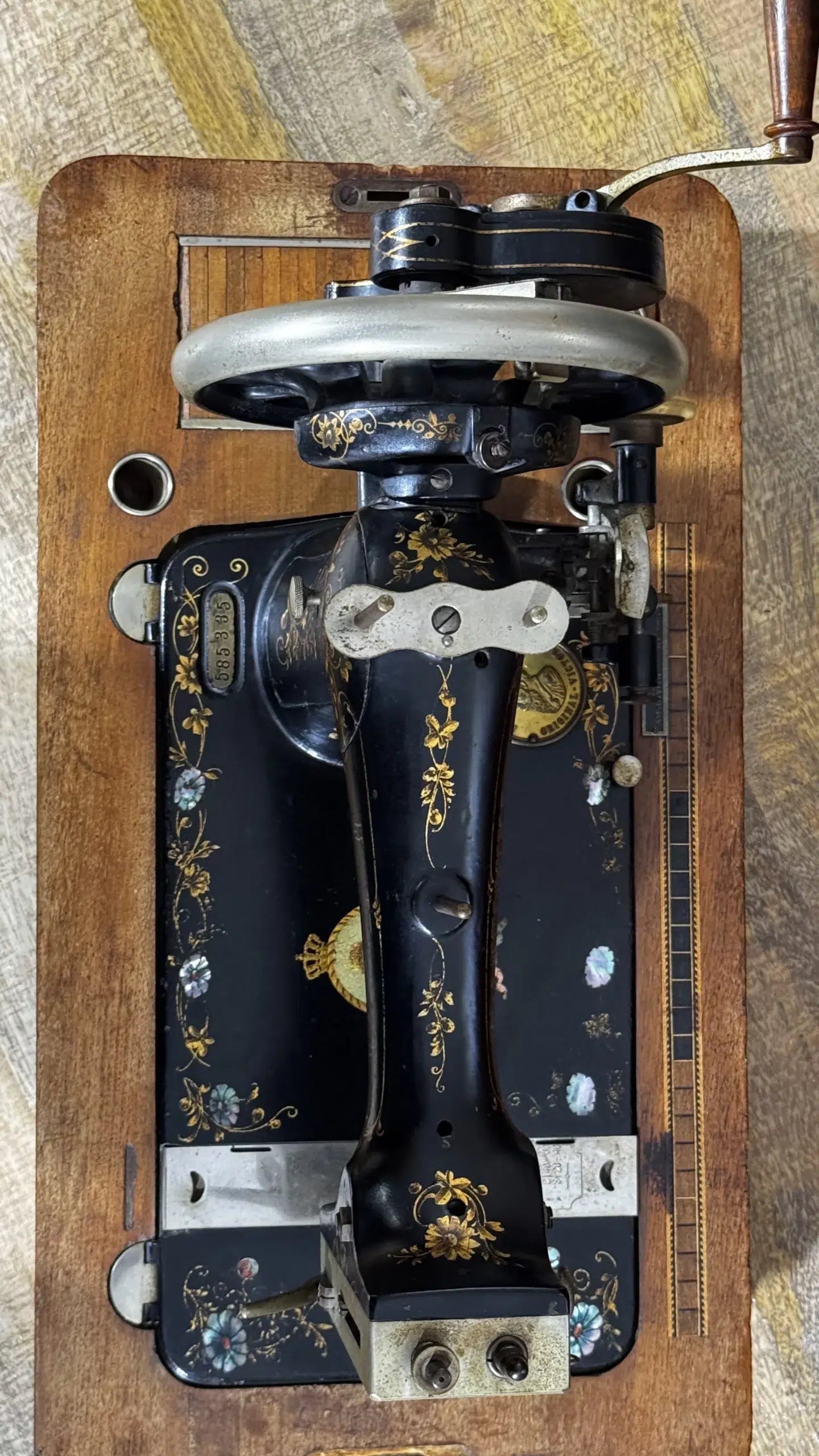 Máquina de coser antigua Wilhelmina c.1895 – Pieza única con nácar, retrato real y tapa original