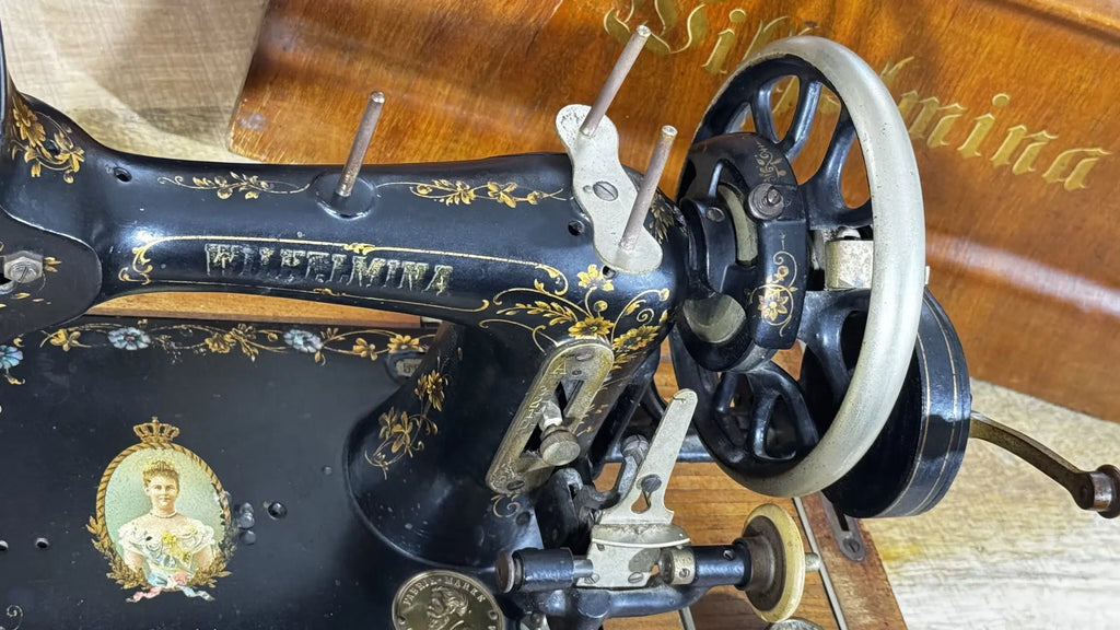 Máquina de coser antigua Wilhelmina c.1895 – Pieza única con nácar, retrato real y tapa original