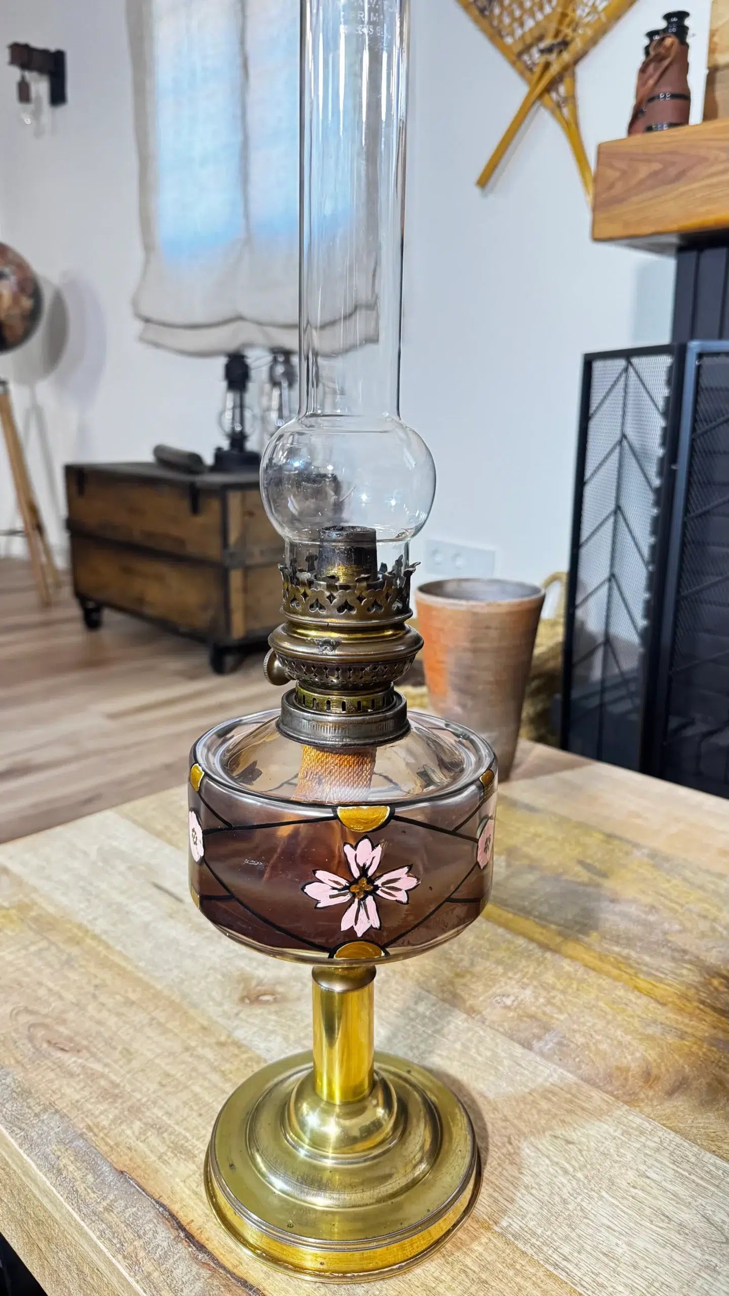 Lámpara de Aceite Antigua de Latón y Vidrio Decorado | Lámpara Vintage Países Bajos 1930–1940