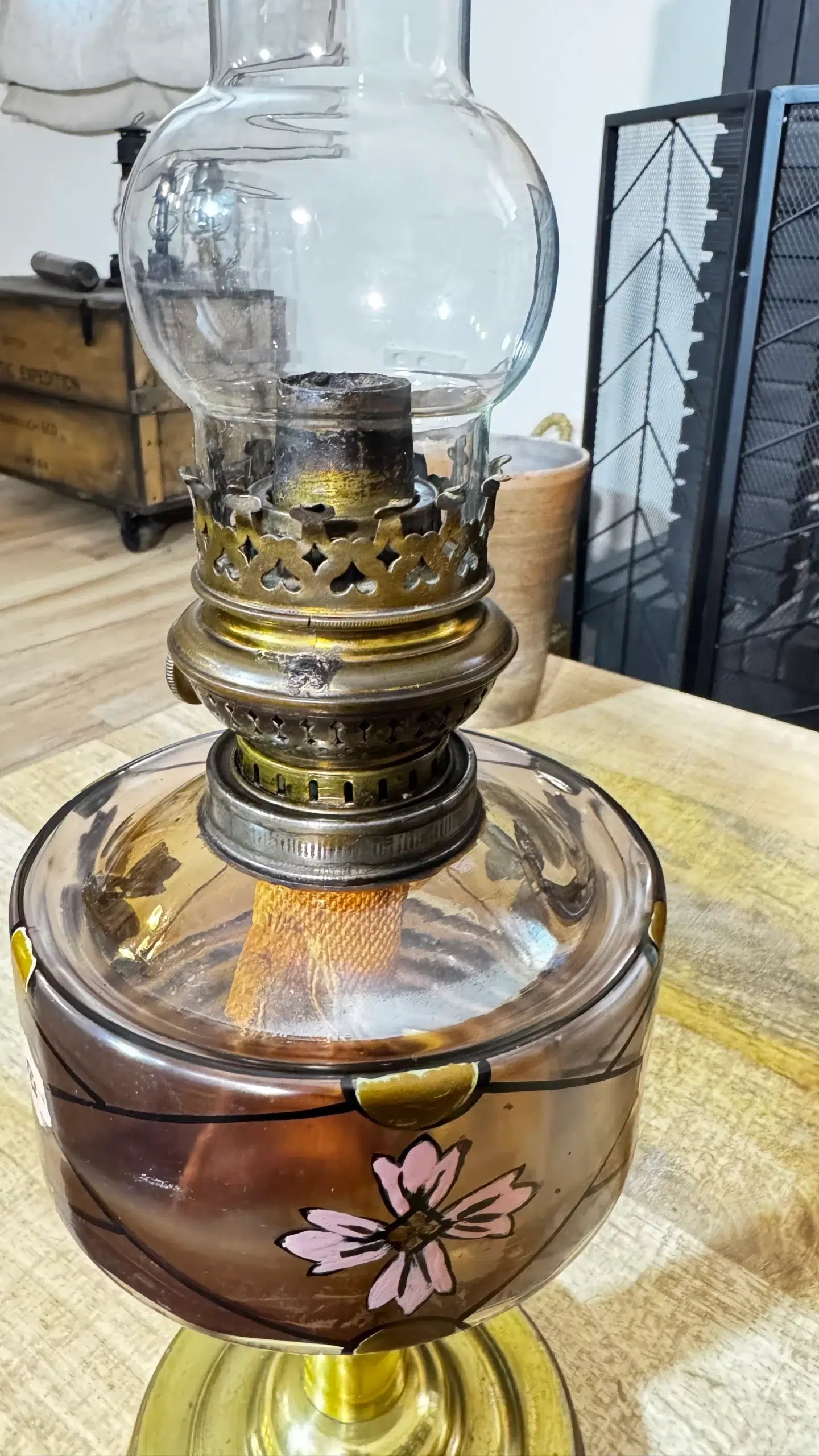 Lámpara de Aceite Antigua de Latón y Vidrio Decorado | Lámpara Vintage Países Bajos 1930–1940