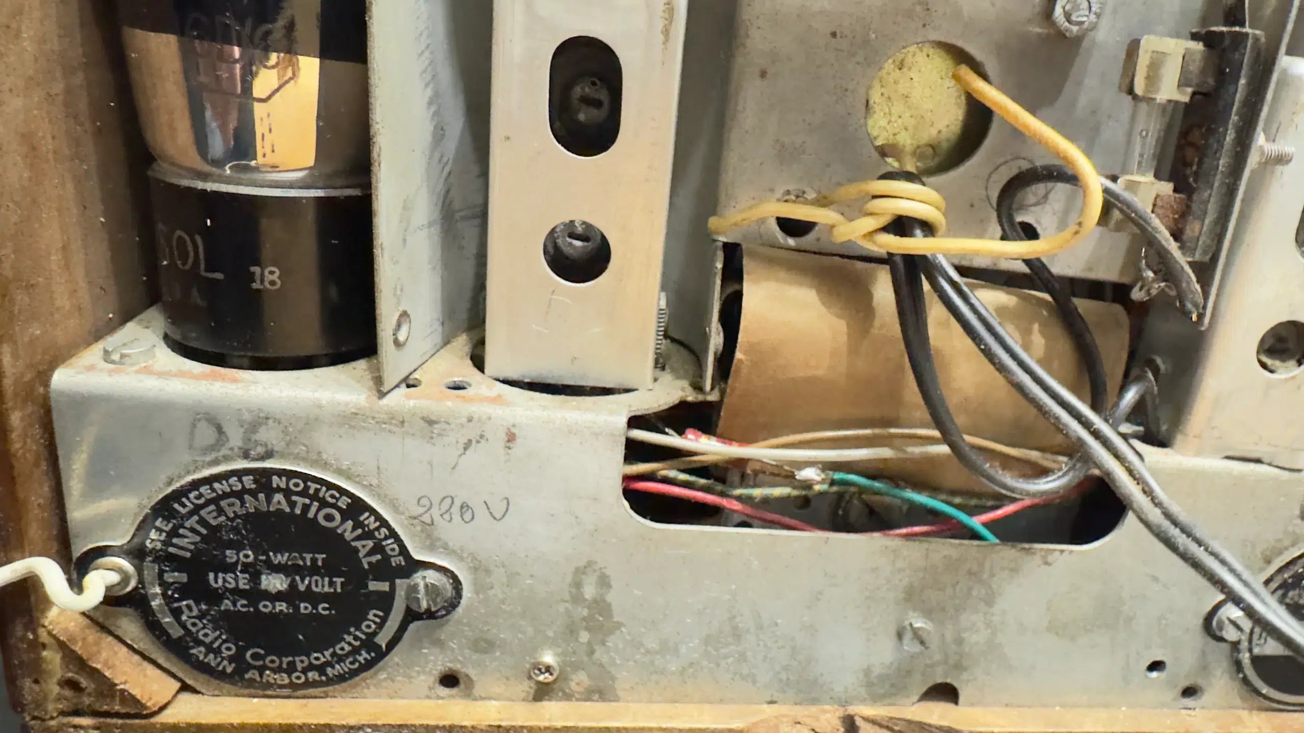 Radio Antigua Kadette Art Déco c.1935 – Radio de Válvulas Americana Funcional en Madera