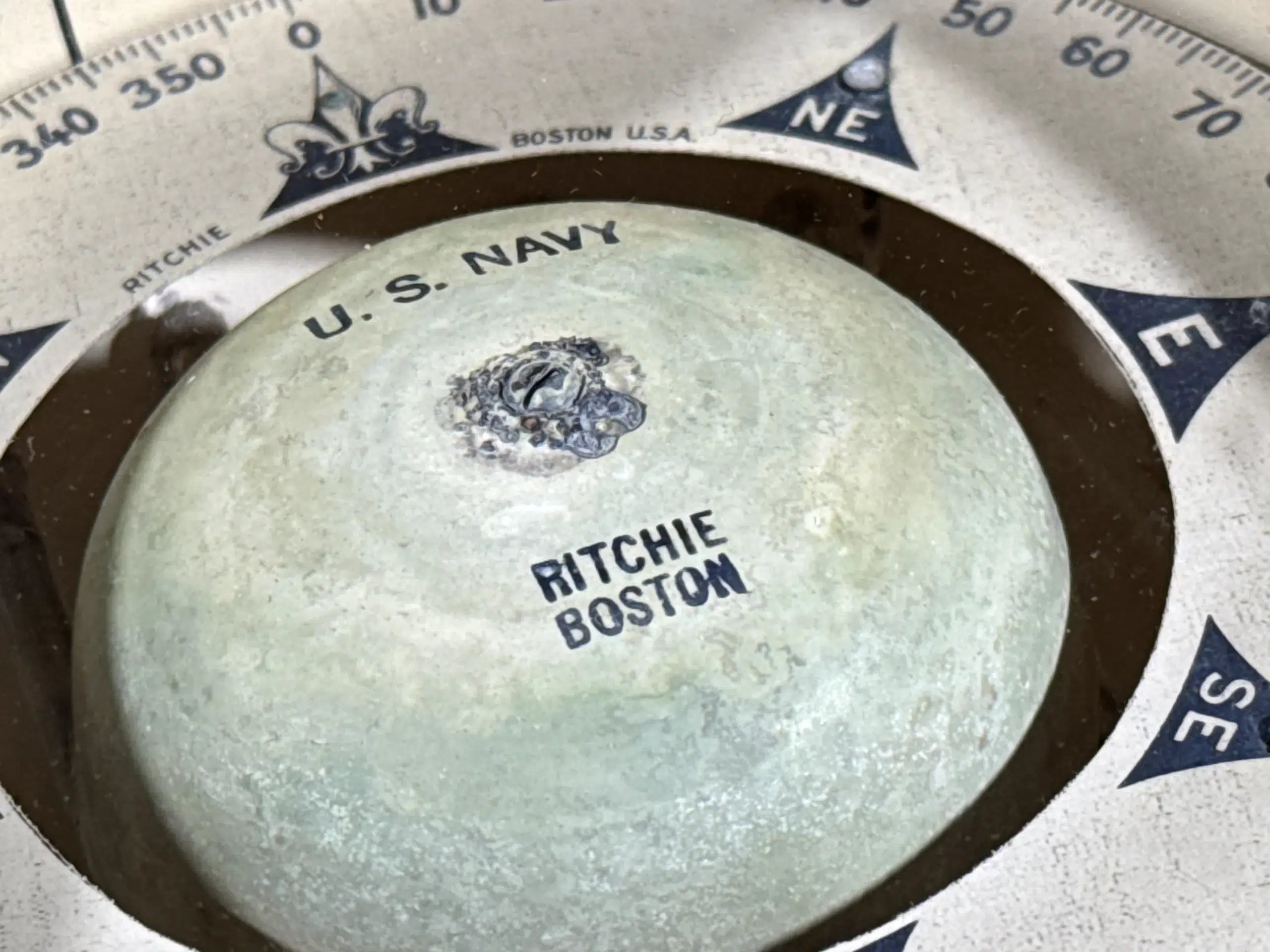 Brújula Náutica Antigua E.S. Ritchie & Sons Boston c.1900 – Compás Marino U.S. Navy de Cardanes con Base de Madera