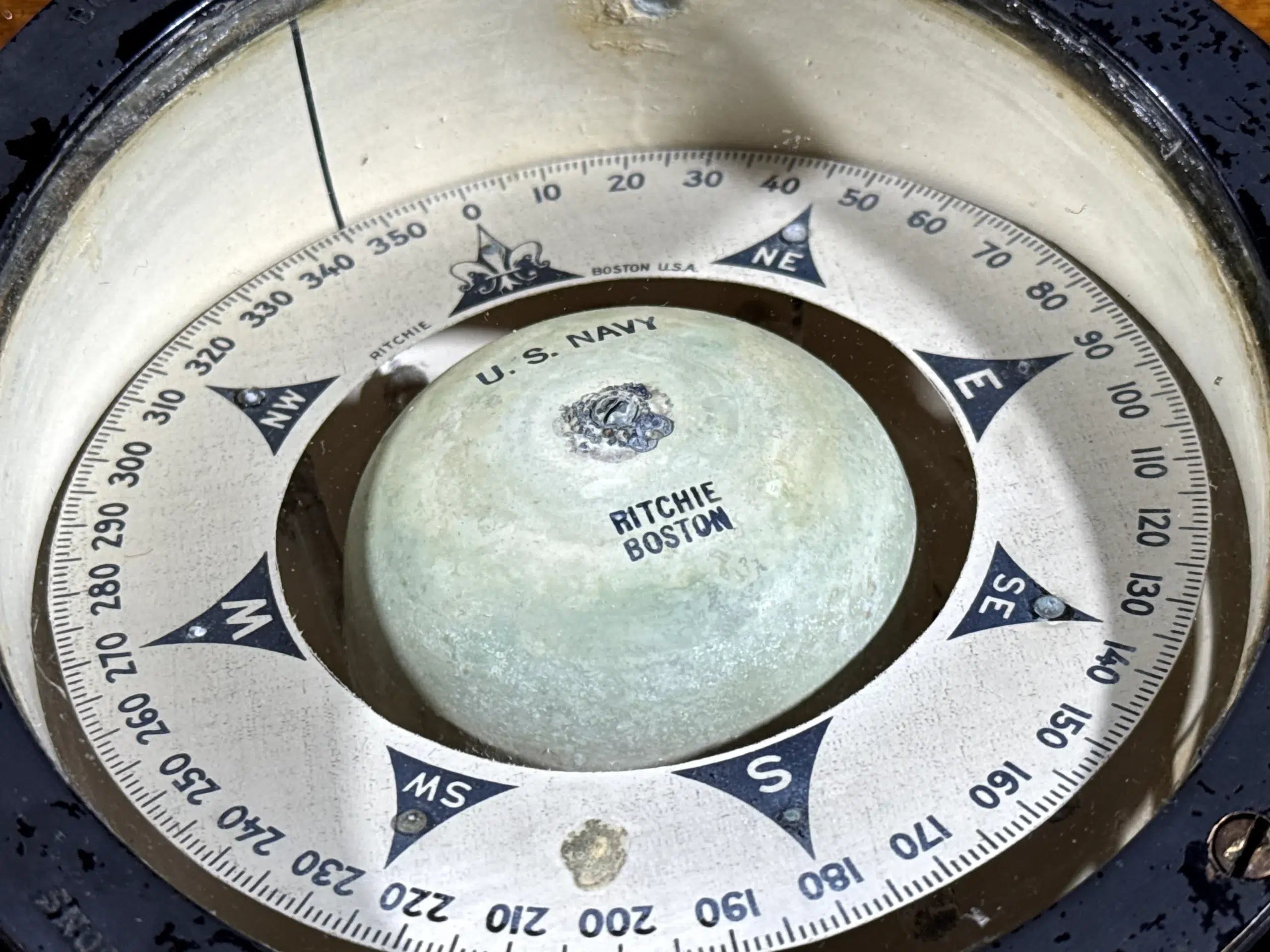 Brújula Náutica Antigua E.S. Ritchie & Sons Boston c.1900 – Compás Marino U.S. Navy de Cardanes con Base de Madera