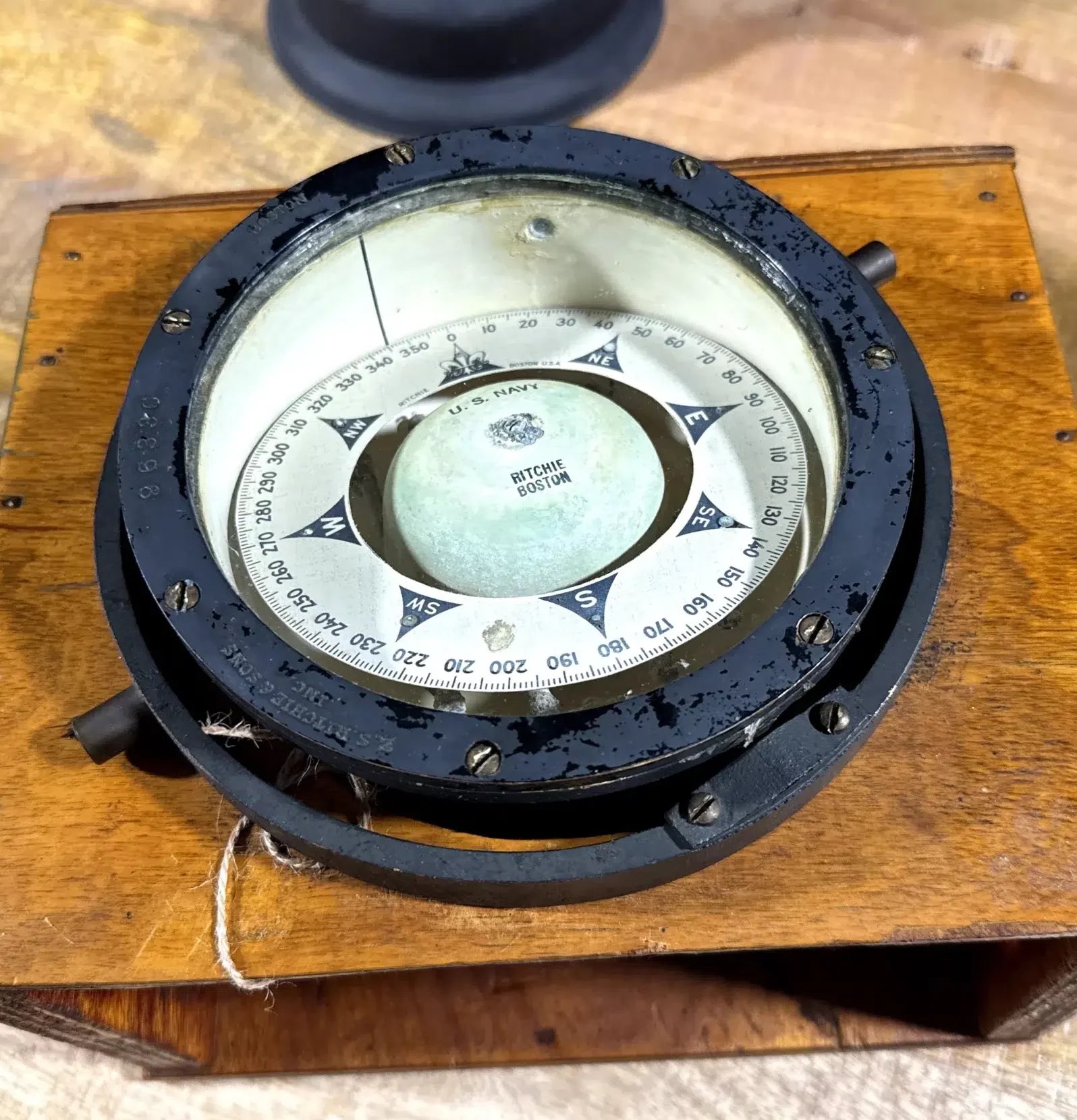 Brújula Náutica Antigua E.S. Ritchie & Sons Boston c.1900 – Compás Marino U.S. Navy de Cardanes con Base de Madera