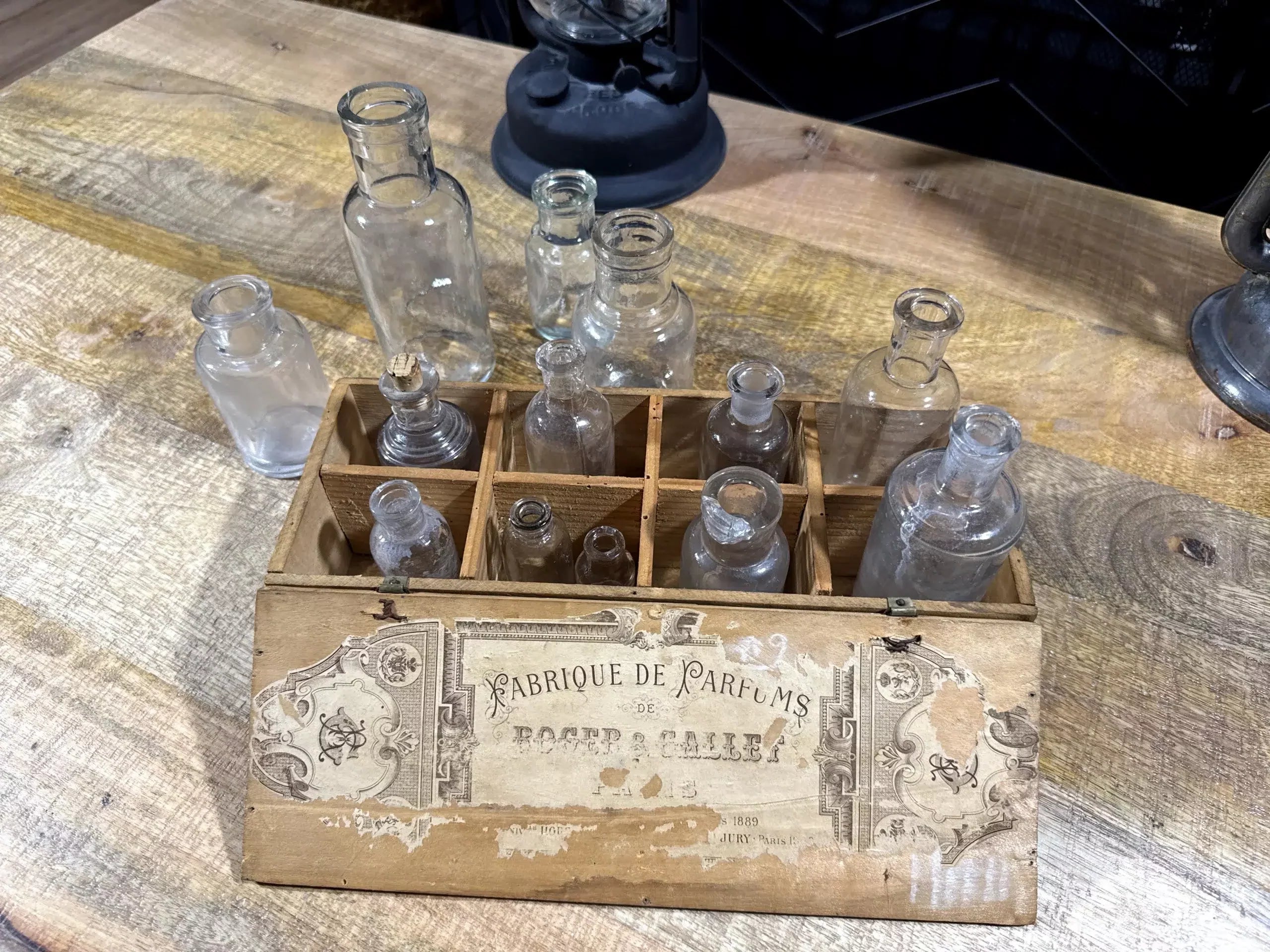 Caja Expositora Antigua Roger & Gallet París c.1900 con Frascos de Época – Display de Perfumería Belle Époque
