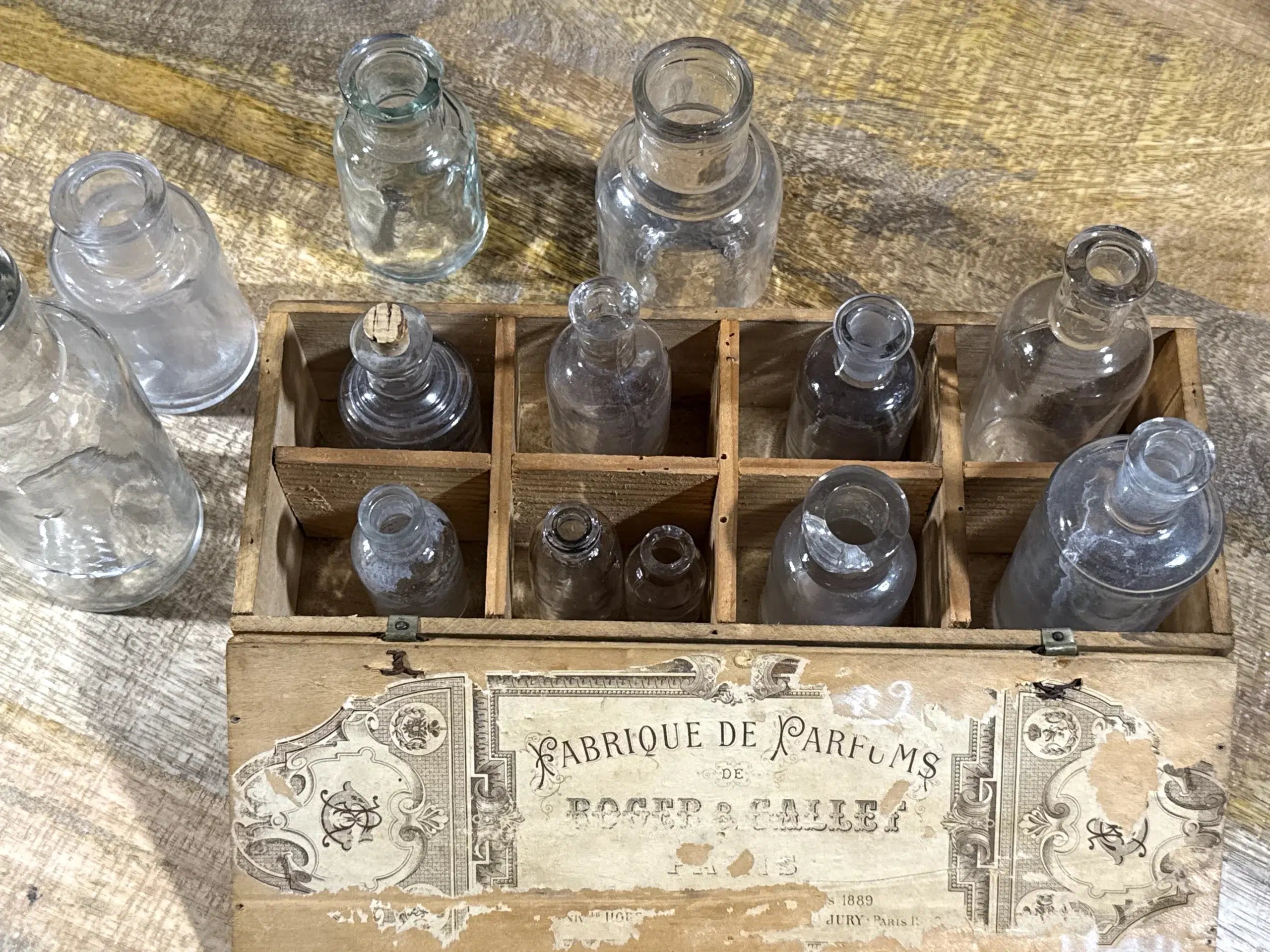 Caja Expositora Antigua Roger & Gallet París c.1900 con Frascos de Época – Display de Perfumería Belle Époque