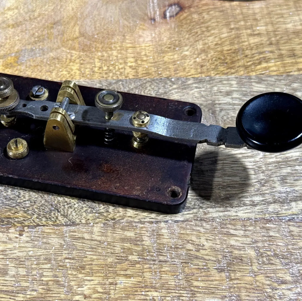 Transmisor Morse Antiguo Naval c.1940–1950 – Llave Morse de Barco Industrial en Acero y Latón