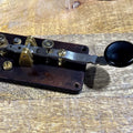 Transmisor Morse Antiguo Naval c.1940–1950 – Llave Morse de Barco Industrial en Acero y Latón