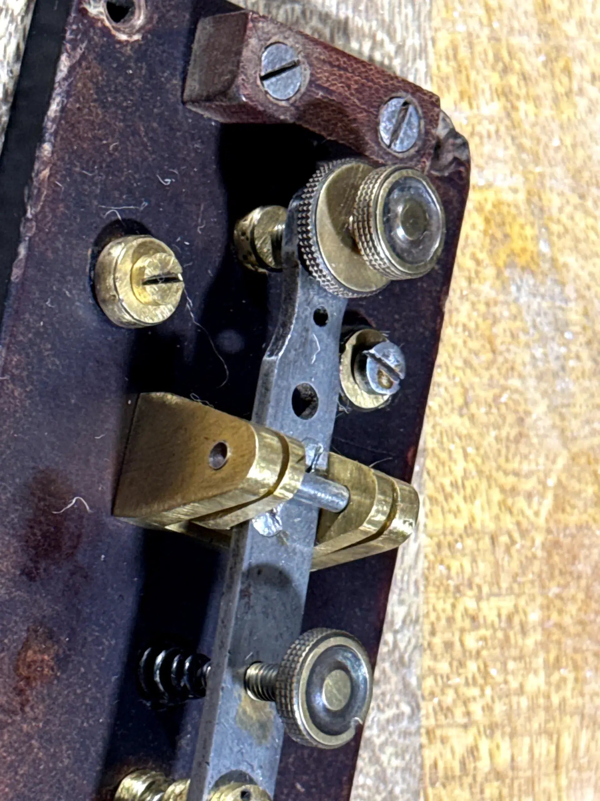 Transmisor Morse Antiguo Naval c.1940–1950 – Llave Morse de Barco Industrial en Acero y Latón