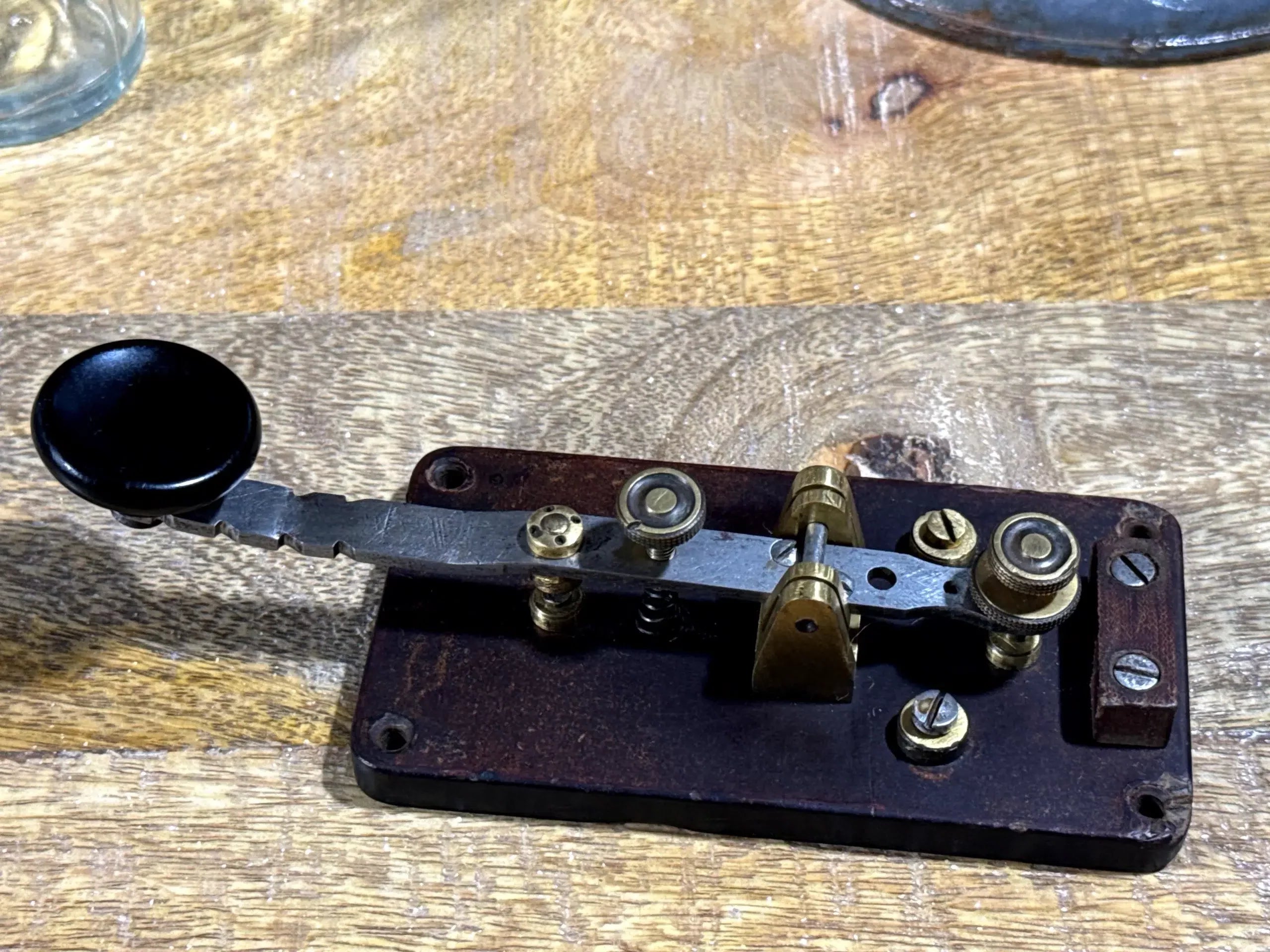 Transmisor Morse Antiguo Naval c.1940–1950 – Llave Morse de Barco Industrial en Acero y Latón