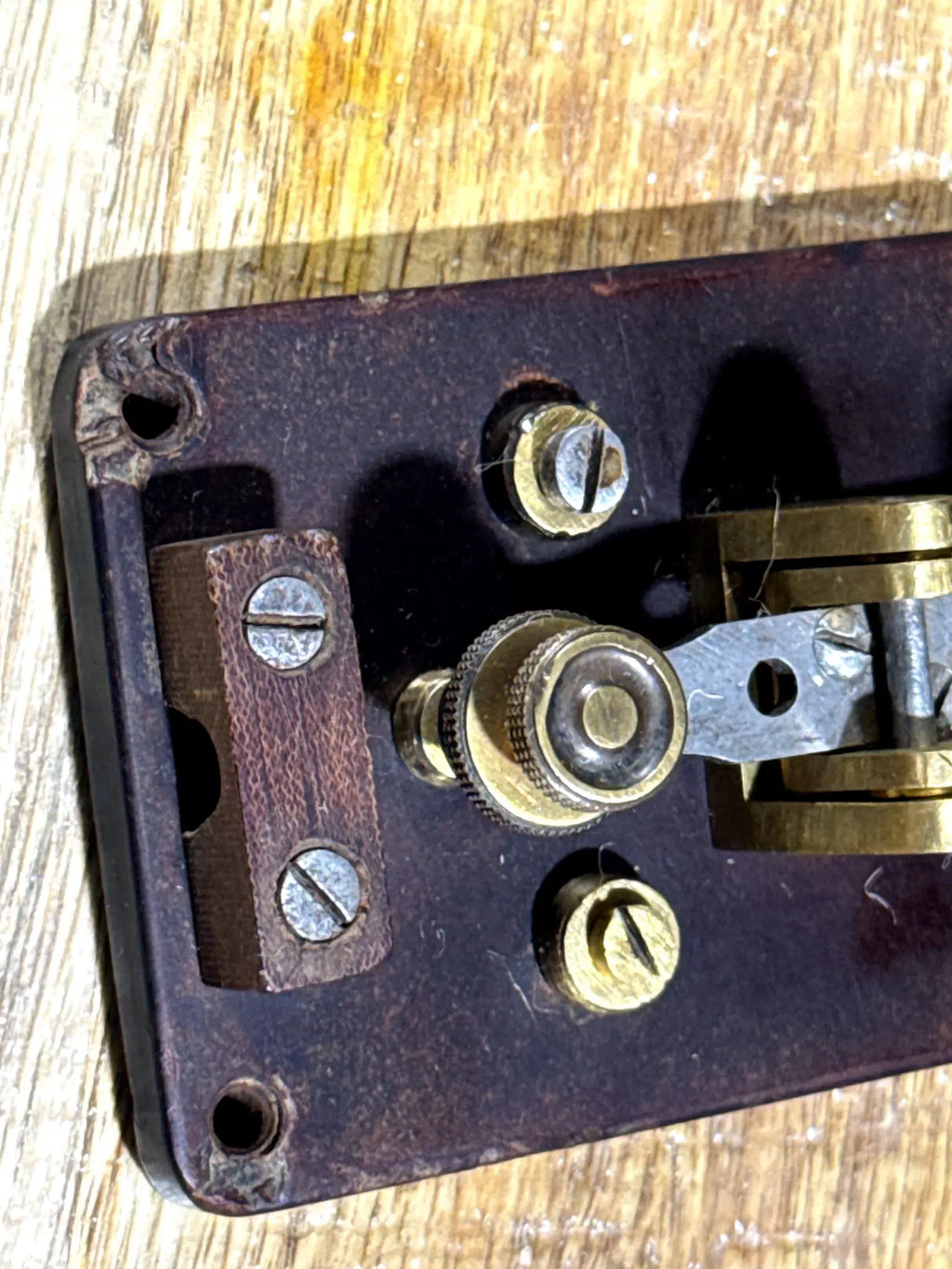 Transmisor Morse Antiguo Naval c.1940–1950 – Llave Morse de Barco Industrial en Acero y Latón