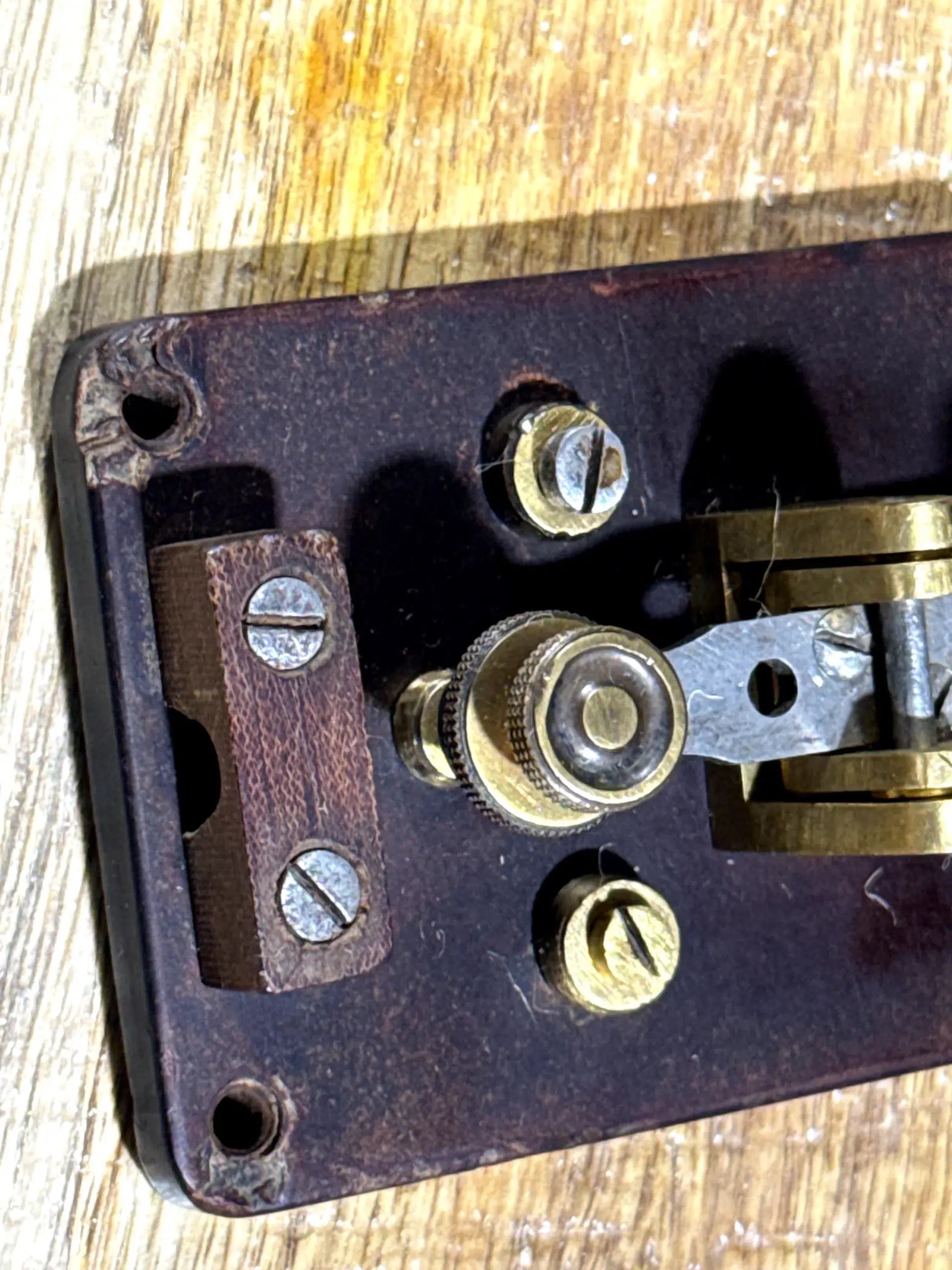 Transmisor Morse Antiguo Naval c.1940–1950 – Llave Morse de Barco Industrial en Acero y Latón