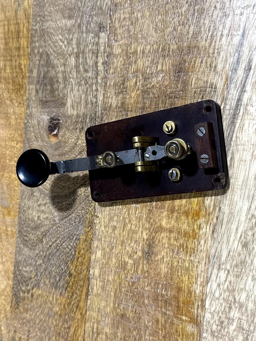 Transmisor Morse Antiguo Naval c.1940–1950 – Llave Morse de Barco Industrial en Acero y Latón