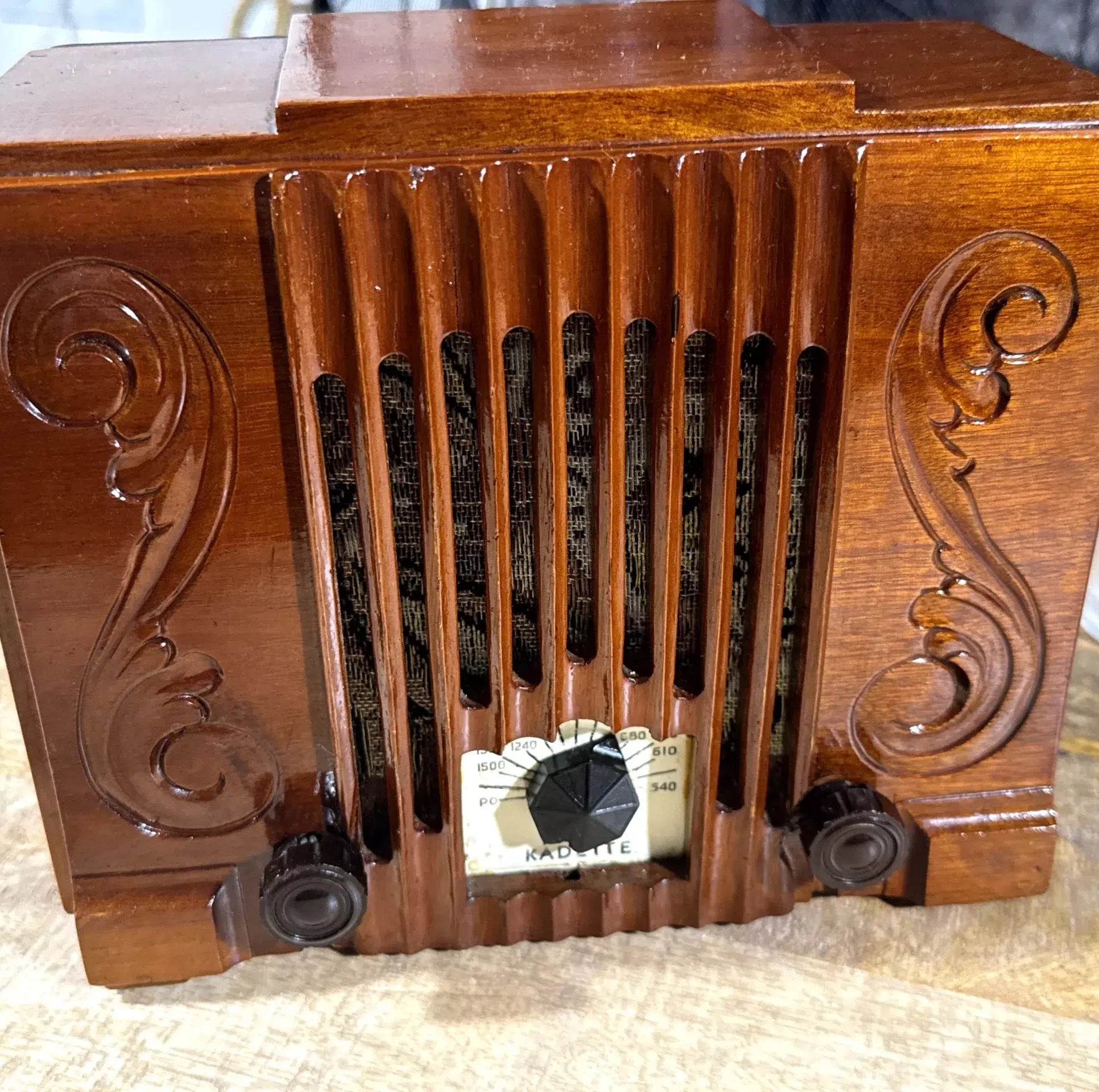 Radio Antigua Kadette Art Déco c.1935 – Radio de Válvulas Americana Funcional en Madera