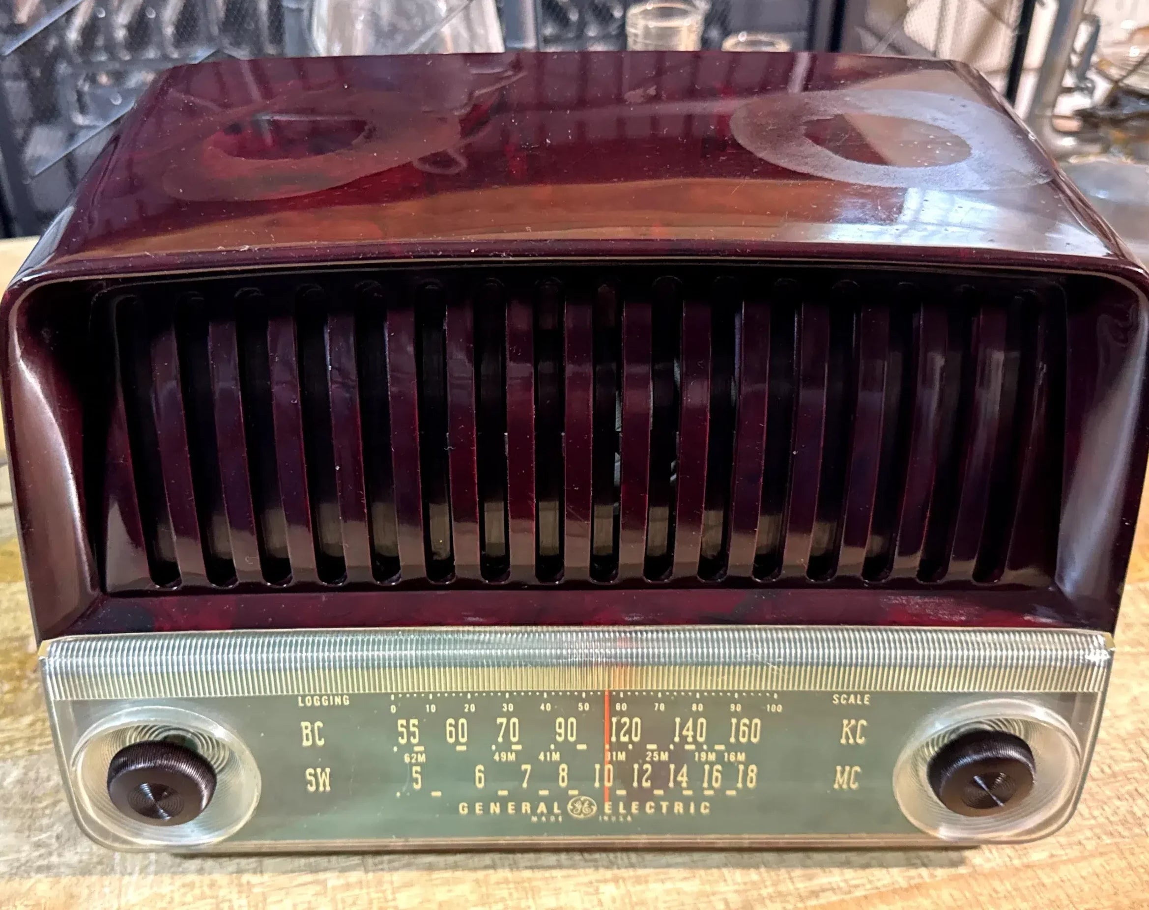 Radio Vintage General Electric Mid-Century en Baquelita Marmoleada Burdeos c. 1948–1952 USA