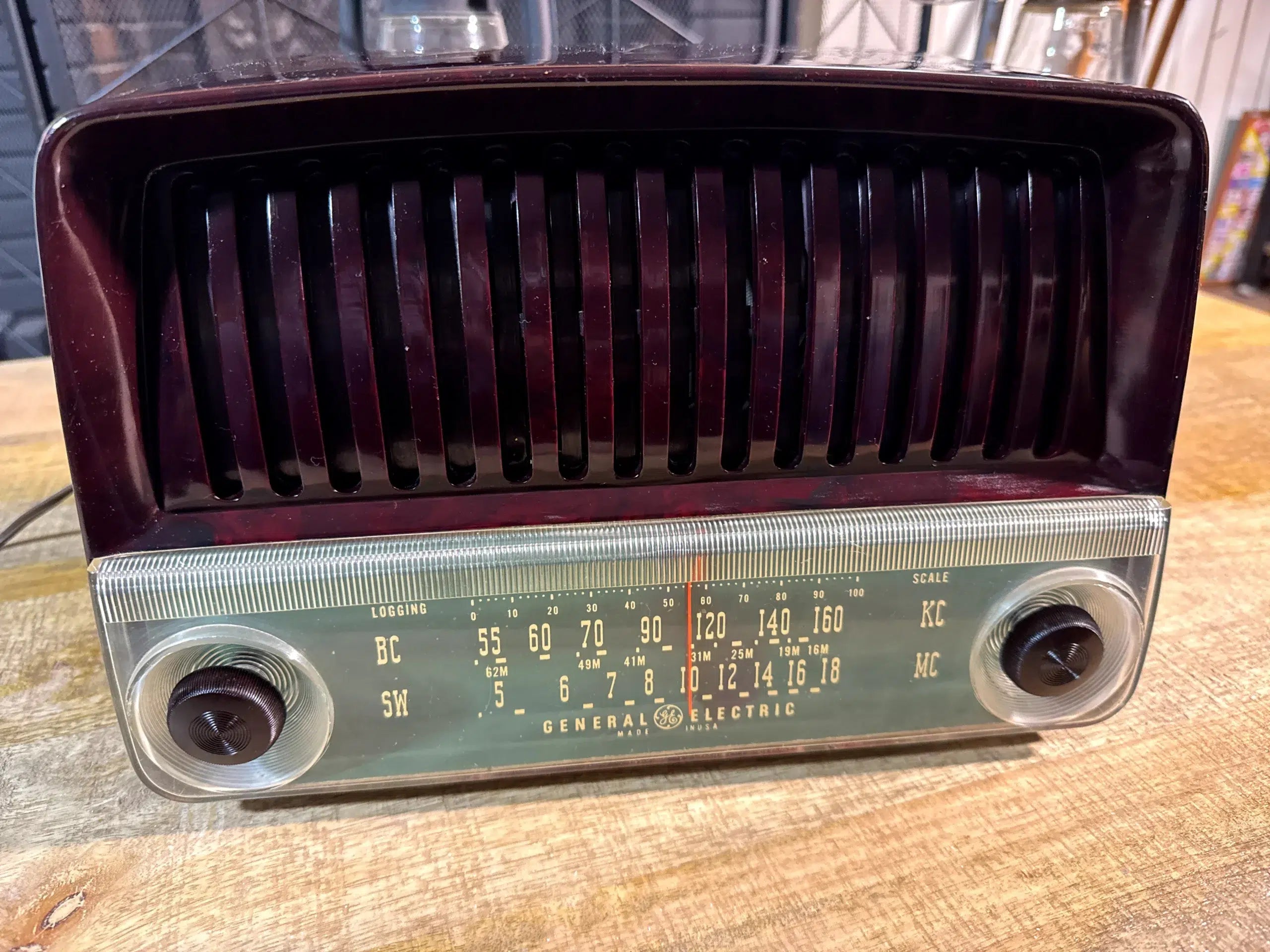 Radio Vintage General Electric Mid-Century en Baquelita Marmoleada Burdeos c. 1948–1952 USA