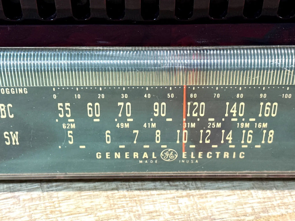 Radio Vintage General Electric Mid-Century en Baquelita Marmoleada Burdeos c. 1948–1952 USA