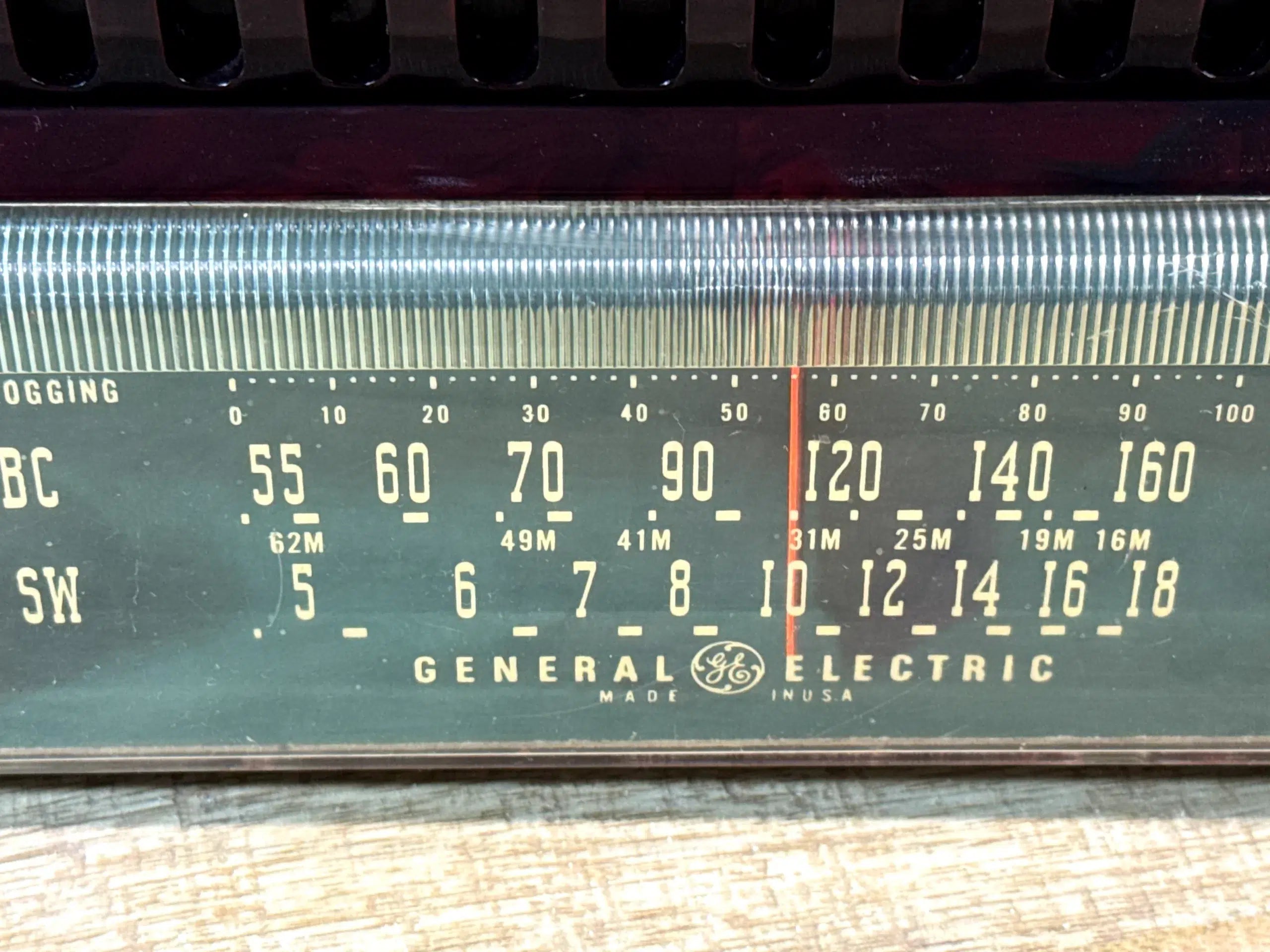 Radio Vintage General Electric Mid-Century en Baquelita Marmoleada Burdeos c. 1948–1952 USA