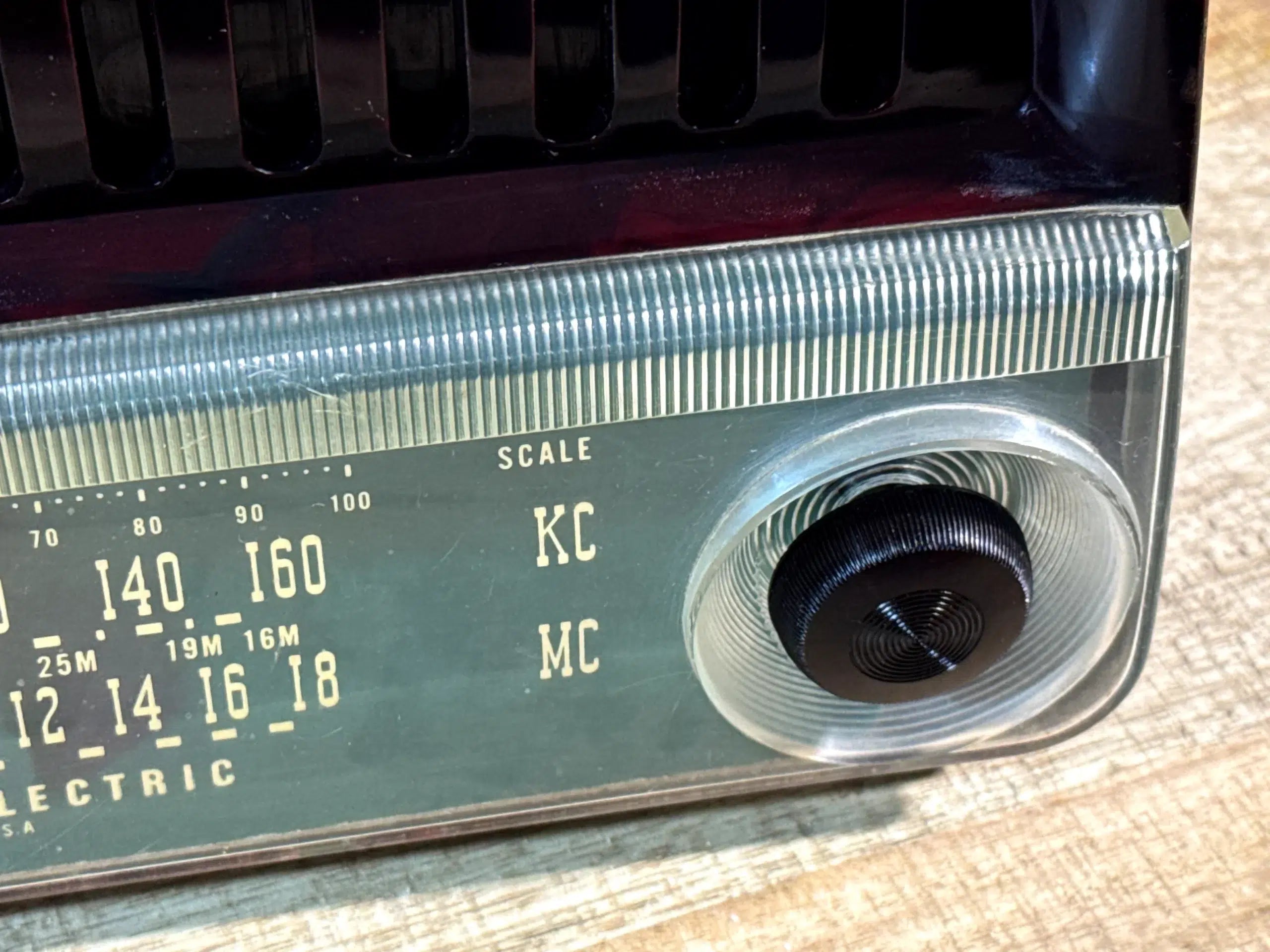 Radio Vintage General Electric Mid-Century en Baquelita Marmoleada Burdeos c. 1948–1952 USA