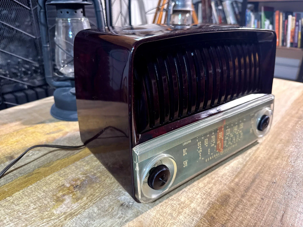 Radio Vintage General Electric Mid-Century en Baquelita Marmoleada Burdeos c. 1948–1952 USA