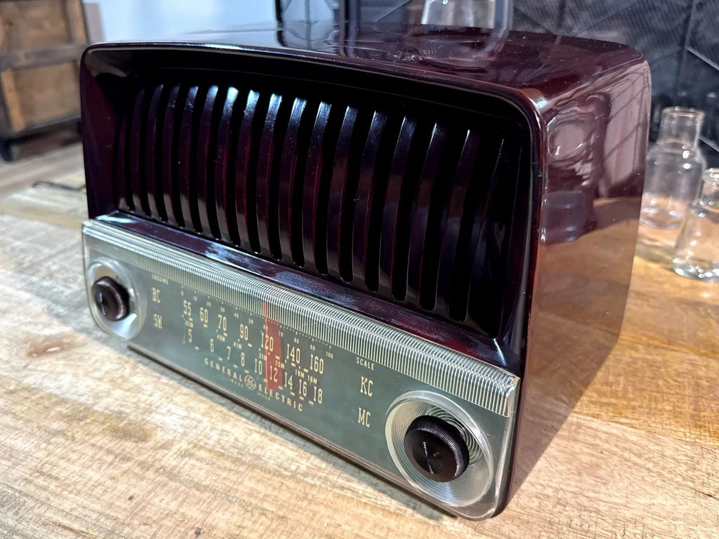 Radio Vintage General Electric Mid-Century en Baquelita Marmoleada Burdeos c. 1948–1952 USA