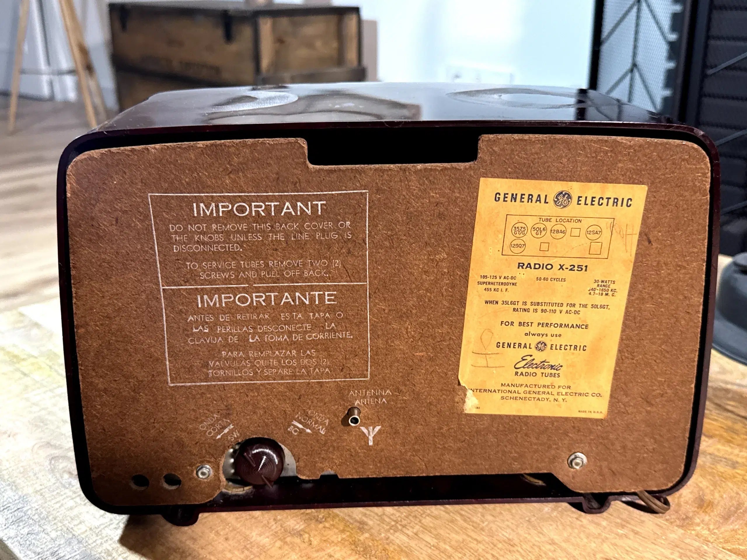 Radio Vintage General Electric Mid-Century en Baquelita Marmoleada Burdeos c. 1948–1952 USA