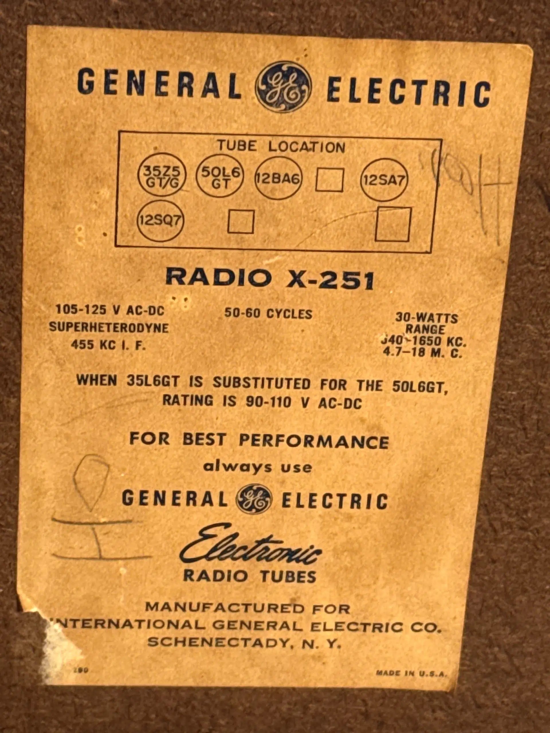 Radio Vintage General Electric Mid-Century en Baquelita Marmoleada Burdeos c. 1948–1952 USA