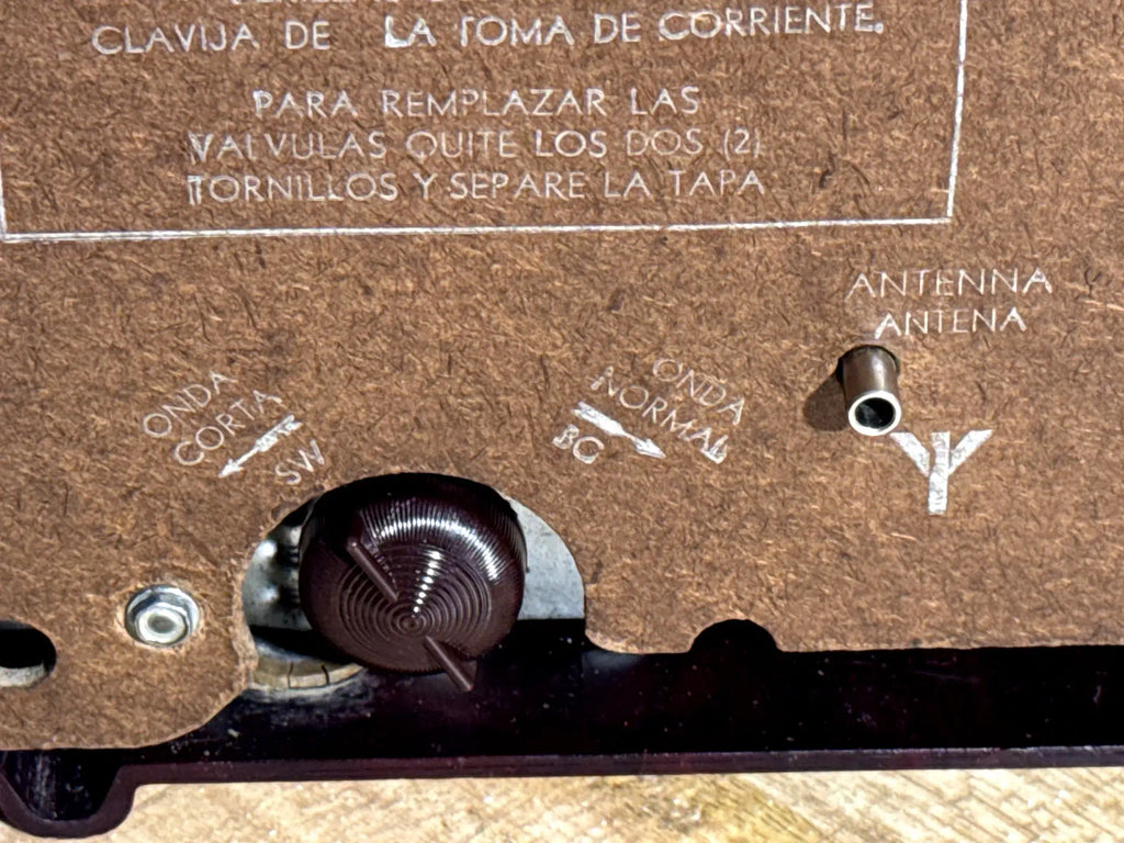 Radio Vintage General Electric Mid-Century en Baquelita Marmoleada Burdeos c. 1948–1952 USA